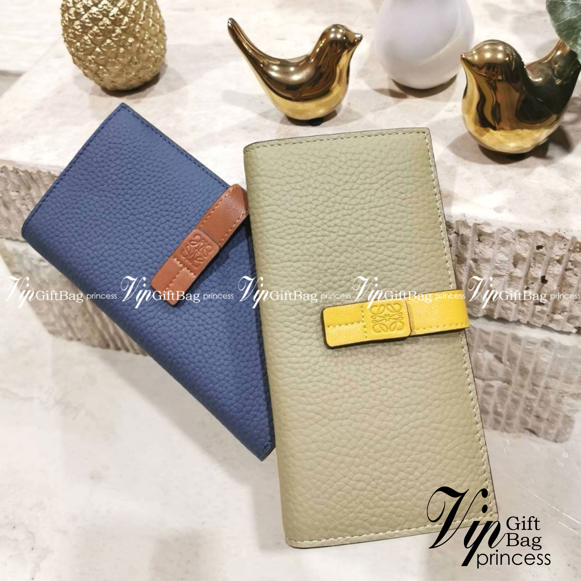 LOEWE LONG WALLET BAG วัสดุหนังแท้เทคเจอร์สวยอยู่ทรงปั้มโลโก้แบรนด์ด้านหน้าเปิดปิดด้วยกระดุม ภายในมีช่องใส่ธนบัตรหลายช่อง ช่องหลักสามารถใส่มือถือได้ มีช่องซิปใส่เหรียญ ช่องใส่ธนบัตรใส่แบงก์พันได้ สวยน่าใช้ พร้อมส่งที่ไทยสุดคุ้มห้ามพลาด!