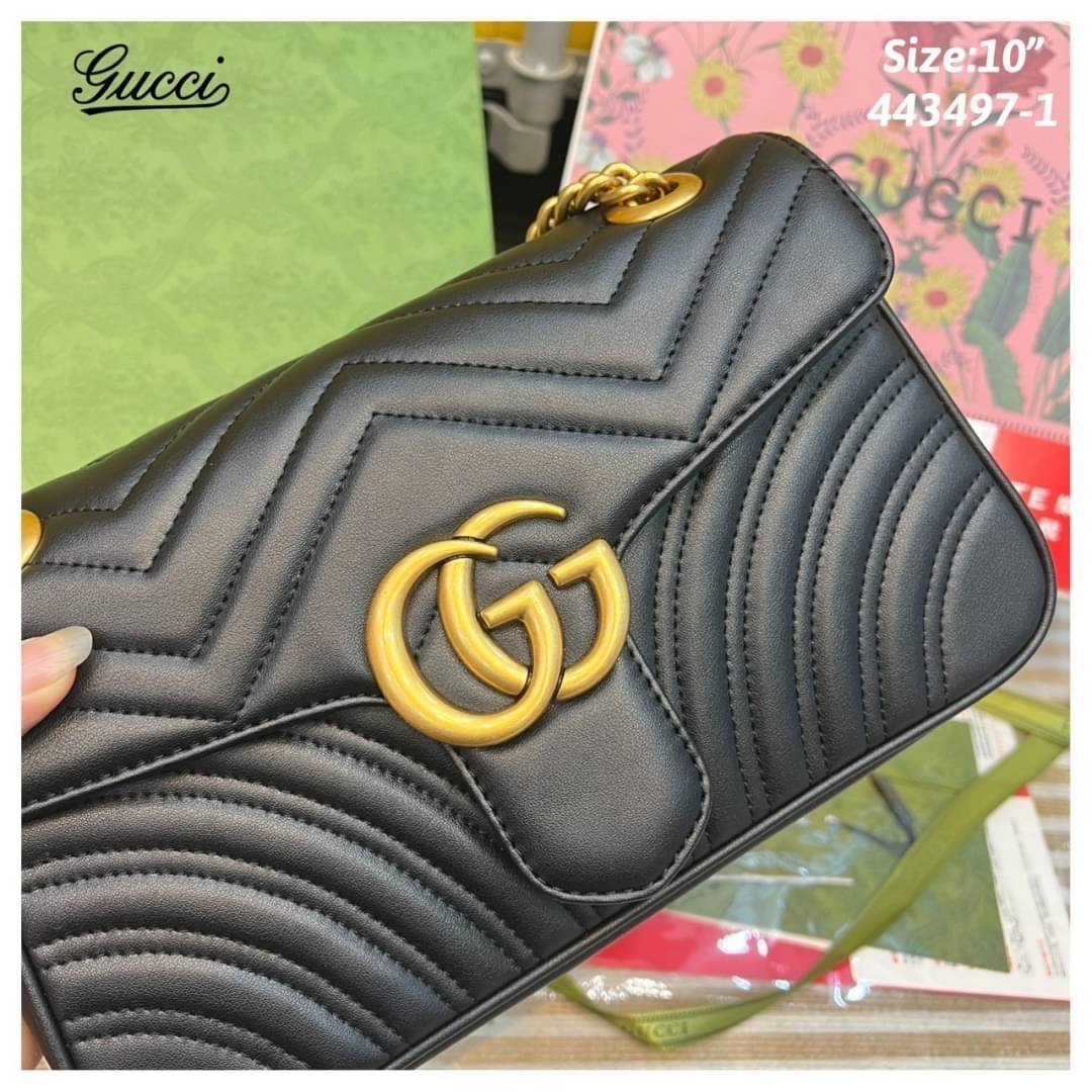 GUCCI GG Marmont shoulder bag กระเป๋าสะพายข้างรุ่นคลาสสิค สะพายขับผิว ดูแพง อัพลุคได้สบายๆ เปิด-ปิดด้วยตัวกดล็อคแน่นหนา ด้านหลังดีไซน์รูปหัวใจ
