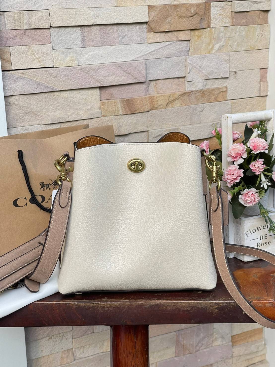 Coach Willow Bucket Bag In Colorblock รุ่นใหม่สุดปัง เป็นกระเป๋าสไตล์ใช้ได้ทุกวัน จุของได้เยอะและน้ำหนักเบา ไซส์กลางใช้หนังลายกรวด มีช่องใส่ของ 2 ช่องและมี 1 ช่องซิปตรงกลางไว้สำหรับใส่ของสำคัญ เปิดปิดแบบ turnlock ถือคล้องแขนหรือสะพายไหล่หรือสะพายข