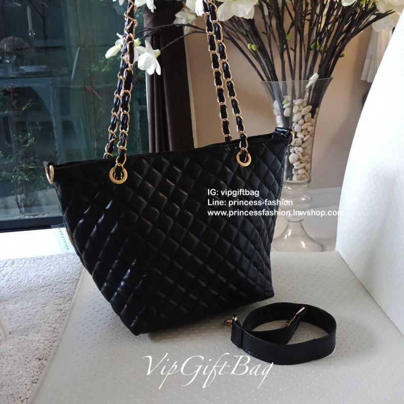 Chanel Tote & Shopping Bag กระเป๋าสะพายทรง Shopping Bag พรีเมี่ยมกิ้ฟ Limited Edition ของแท้ 100% นำเข้าจาก Chanel Perfume Counter ใบใหญ่วัสดุหนัง PU ประดับโลโก้ CC สุดคลาสสิค ซับใน Polyester 100% เปิดปิดด้วยกระดุมแม่เหล็ก จุสุดๆ สามารถใส่เอกสารA4หนังสือ 