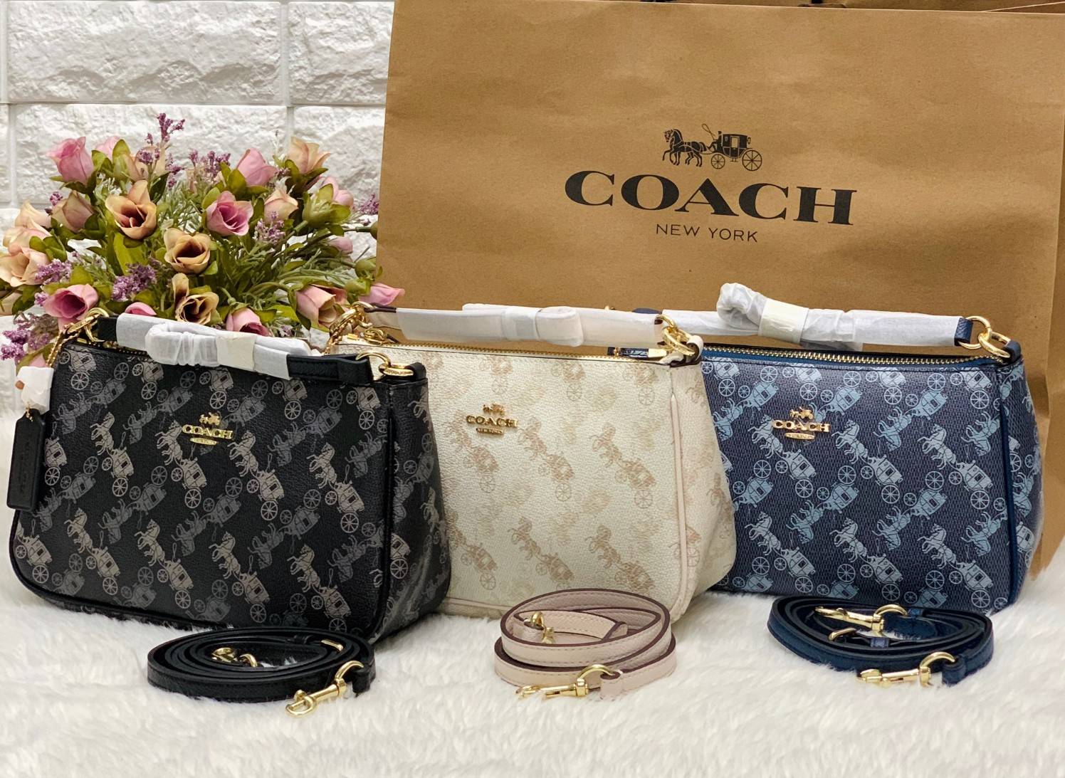 COACH POUCH HORSE AND CARRIAGE PRINT ((36674)) รุ่นแนะนำ ได้ไปไม่ผิดหวังแน่นอนค่ะ! กระเป๋าหิ้ว//สะพายไหล่//สะพายข้างได้ วัสดุ pvc นิ่มอย่างดี ลายรถม้าทั้งใบ สวยงามค่ะ เปิดปิดกระเป๋าแบบซิป ภายในสามารถใส่กระเป๋าเงินใบยาวได้;ของจำเป็นได้ครบค่ะ มีช่องเล็กให้ใ