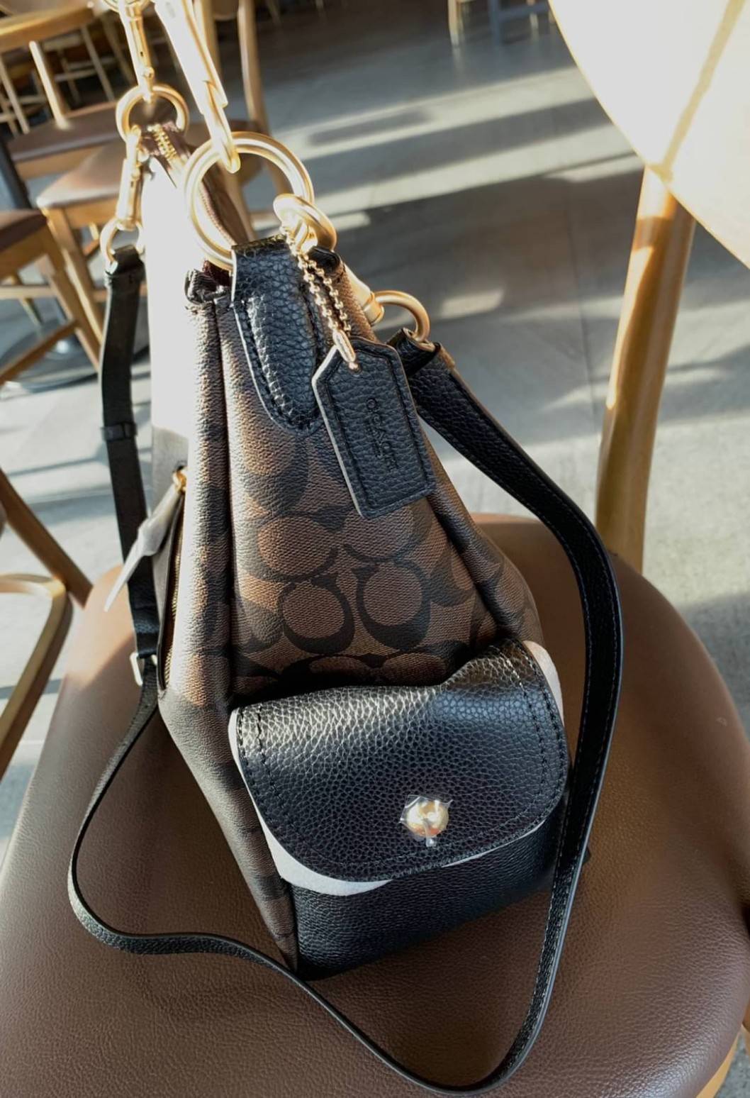 COACH PENNIE SHOULDER BAG ((C1523)) ✔️กระเป๋าหิ้ว//คล้องไหล่//สะพายข้างได้ สุดคุ้ม! ✔️ใบใหญ่ ทรงสวยใส่ของได้จุมาก หนังแท้ หนังนิ่ม สัมผัสแล้วหลงรักแน่นอนค่ะ ✔️ปากกระเป๋ากว้าง ล้วงหยิบของสะดวกมากๆ ภายในกระเป๋าโล่งกว้าง สัมภาระเยอะๆหายห