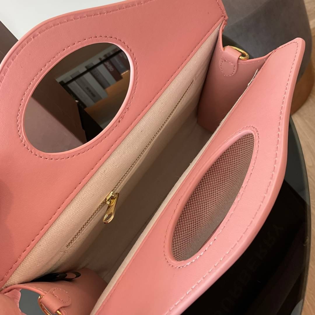 BURBERRY Mini Pocket Bag in Bright Red/dusky Pink / BURBERRY FRAGRANCES MINI TOTE BAG ตัวกระเป๋าเป็นผ้าตัดหนัง Lambskin นิ่มสวยหรูดูดี สีสันพาสเทล **น่ารักมากๆ มีช่องกระเป๋าหน้าเล็กให้1ช่อง ภายในช่องหลักโล่งกว้าง