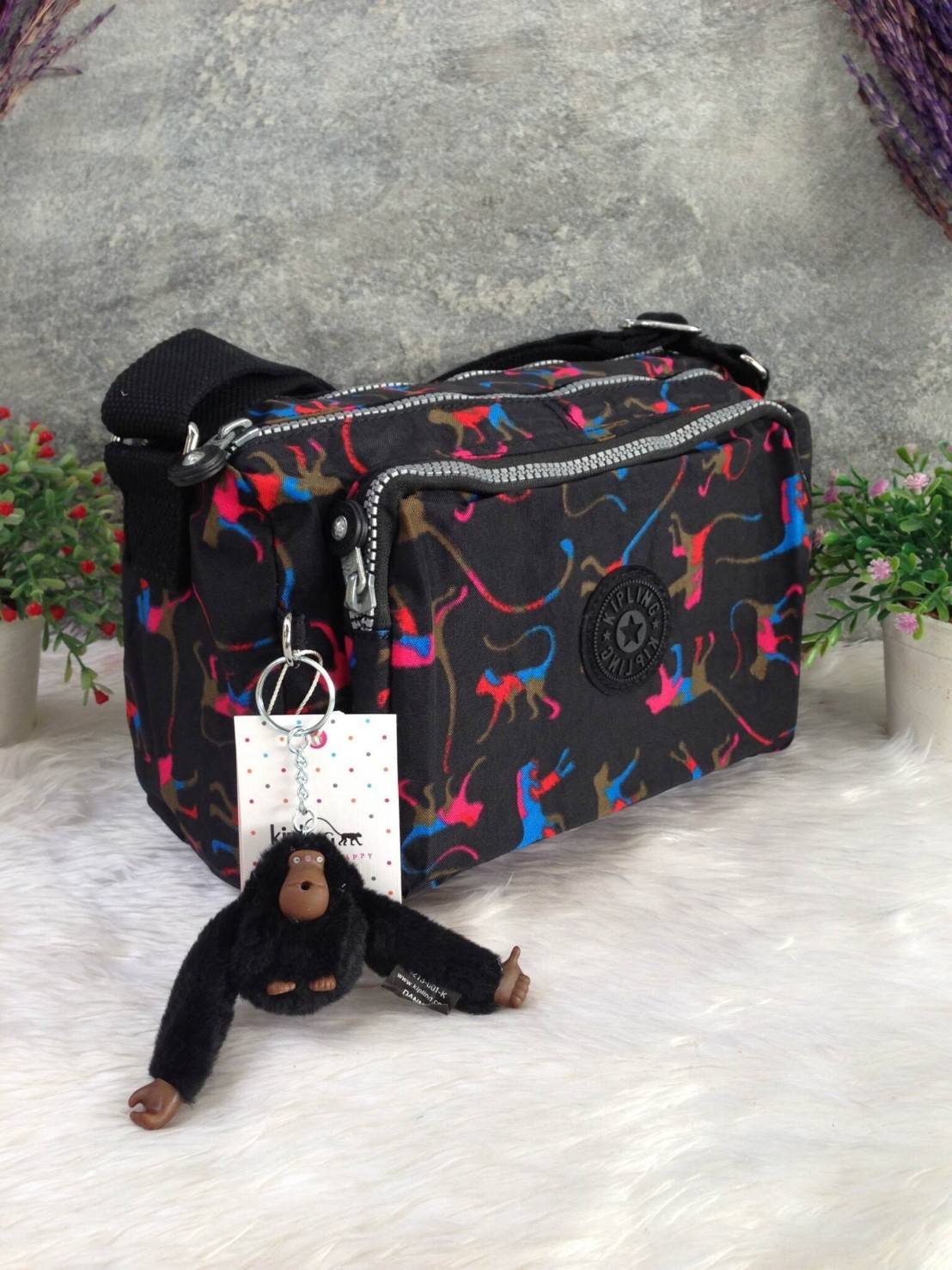 กระเป๋าสะพาย KIPLING รุ่น Reth วัสดุไนล่อนคุณภาพดี มาพร้อมดีไซน์ทันสมัย และสามารถใช้งานได้อย่างดี เข้ากับทุกการแต่งตัว โดดเด่นด้วยพื้นที่ภายในและช่องต่างๆ ที่ให้คุณจัดเก็บของสำคัญได้ครบถ้วน ไม่ว่าจะเป็นมือถือ ปากกา หรือไอเท็มจำเป็นของคุณ สายสามารถปรับและถ