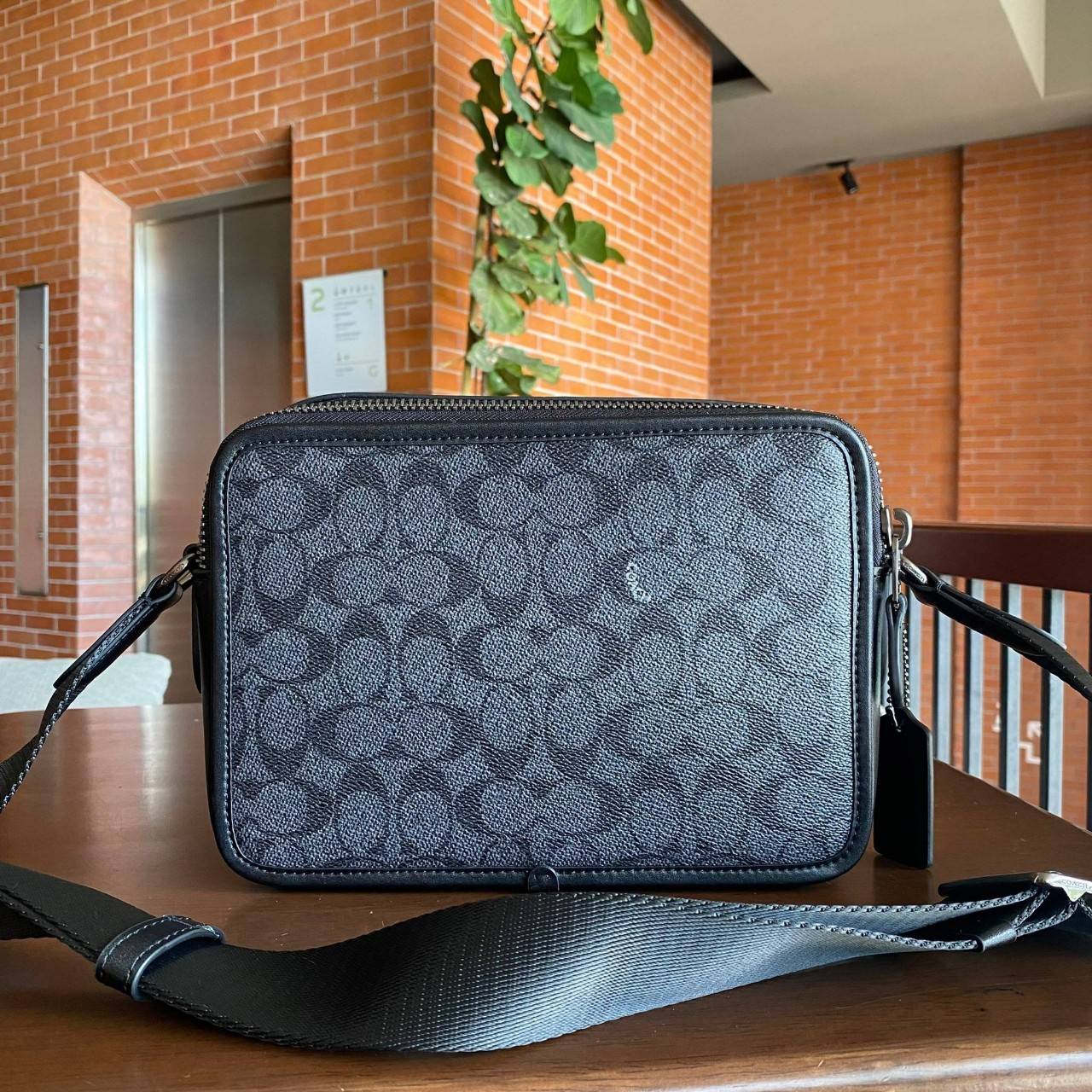 CHARTER CROSSBODY 24 IN SIGNATURE CANVAS (COACH C5341) 😎😎 กระเป๋าสะพายข้าง ไอเท็มยอดฮิตทรงหล่อ เรียบหรู ดูดี เป็นรุ่นที่หนุ่มตามหากันเยอะมาก วัสดุหนังแคนวาสสลับหนังแท้ เปิด-ปิดด้วยซิป 2 ช่อง มีช่องแยกใส่ของเป็นสัดส่วน สะพายไปเที่ยวหรือทำงา