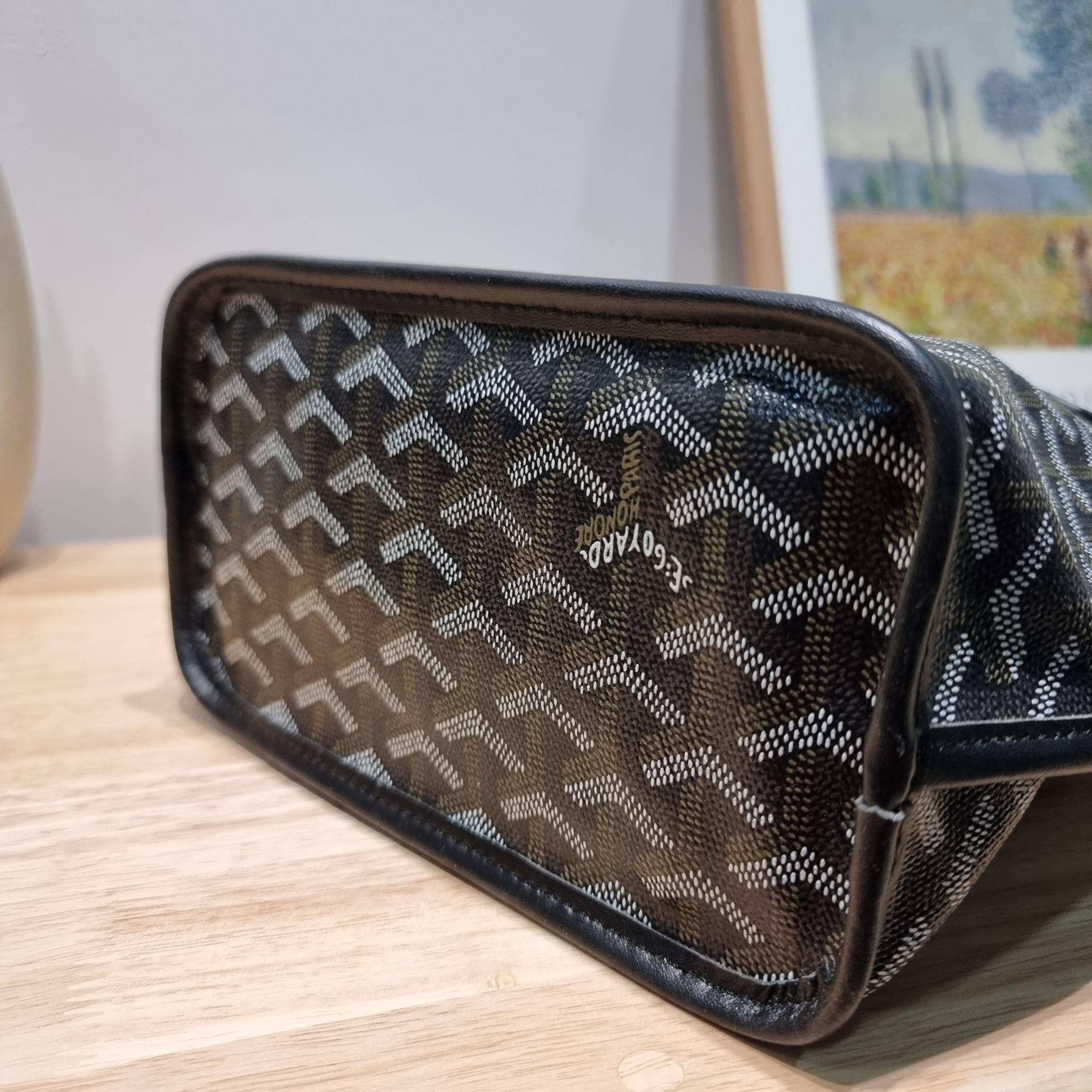 GOYARD MINI ANJOU REVERSIBLE TOTE ฮอตไอเท็ม กับกระเป๋าสะพายทรงโท้ท ไซส์มินิ กะทัดรัดมาก มาครบสีขายดี เลิศทุกสี รูปทรงคลาสสิค ดีไซน์เป็นเอกลักษณ์ ใช้งานได้หลากหลาย สามารถกลับด้านใช้ได้แบบไม่มีเบื่อ