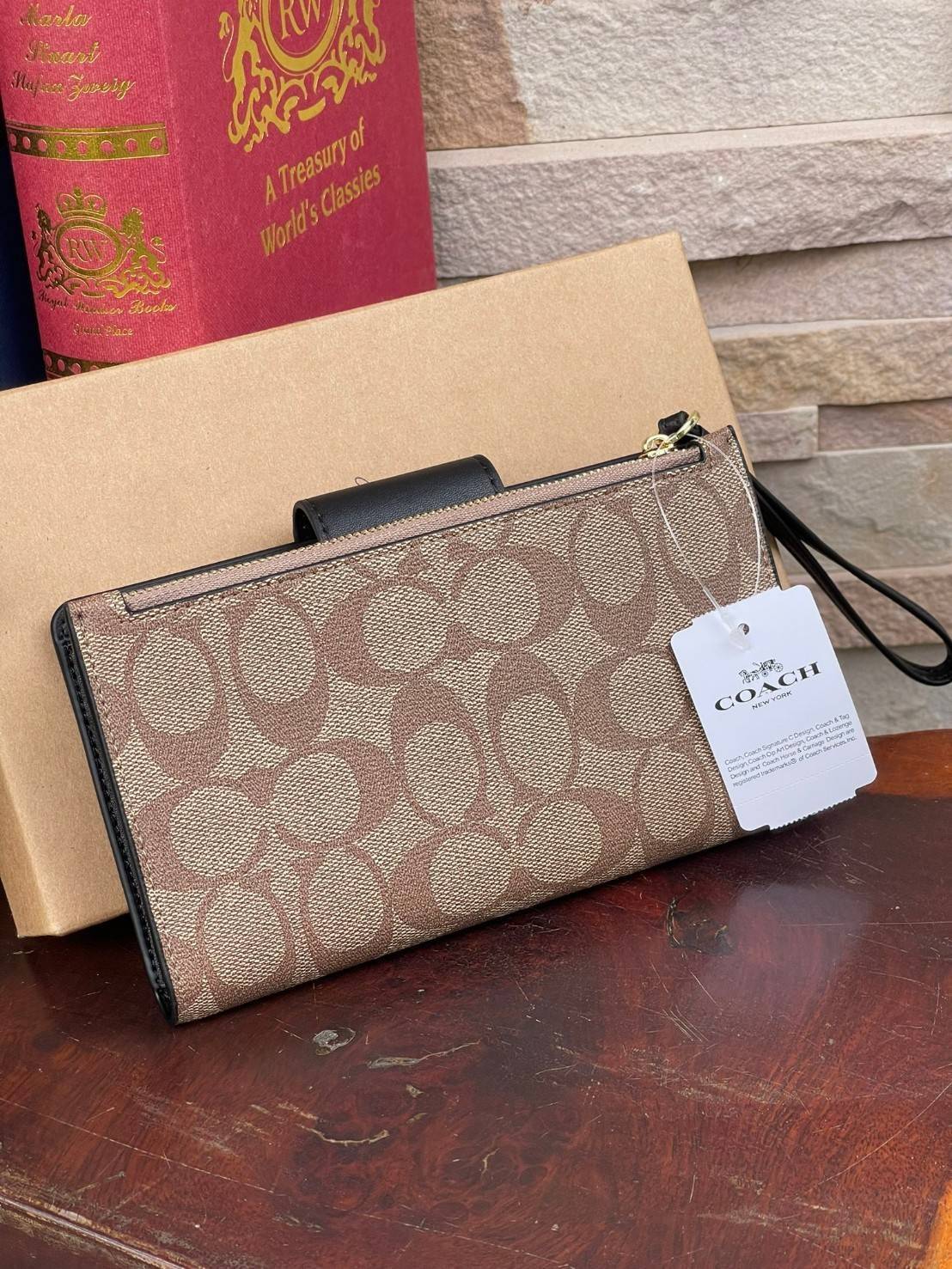 COACH Tech Phone Wallet In Colorblock Signature Canvas (COACH C2874) อีกหนึ่ง collection ของกระเป๋าสตางค์ที่ดีไซน์ทันสมัยให้ใช้งานได้แบบครบครัน เป็นกระเป๋าสตางค์ ที่มีช่องสำหรับใส่โทรศัพท์มือถือ ธนบัตร เหรียญ และบัตรต่าง ๆ ใช้งานแบบ2ด้าน เพิ่มความสะดวกสบา