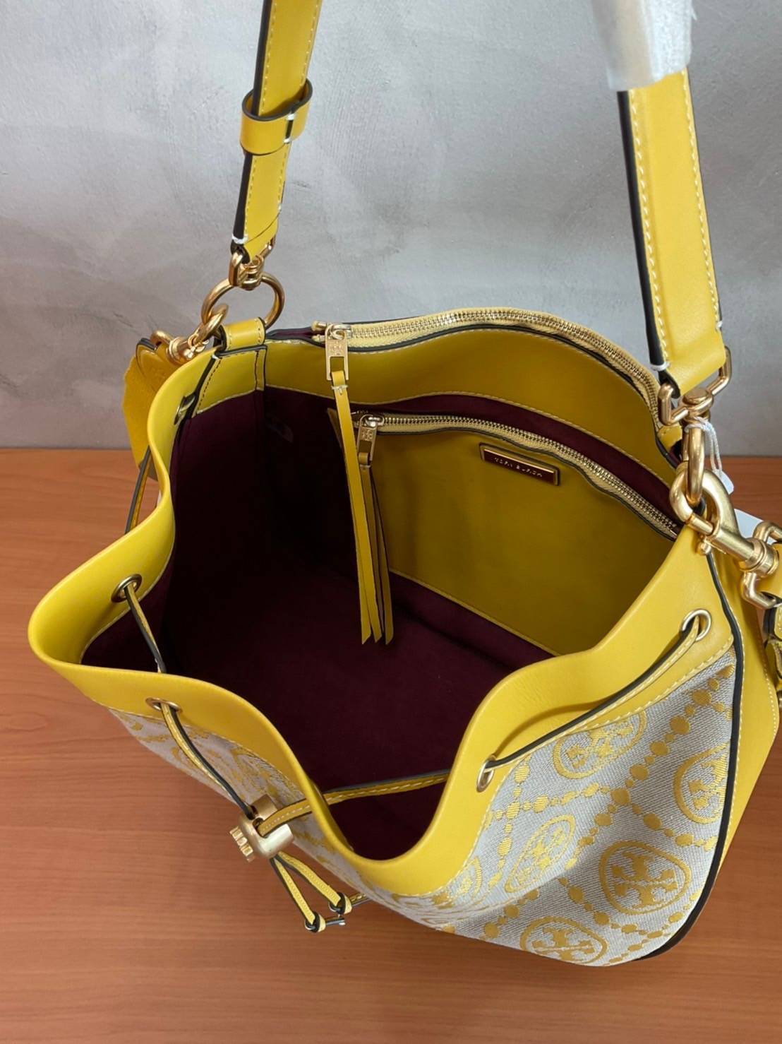 Tory burch t monogram jacquard drawstring hobo New Collection 2021 กระเป๋าถือและสะพายข้าง Monogram จาก tory burch ทำจากผ้าใบ jacquard ตัดด้วยหนังวัวแท้