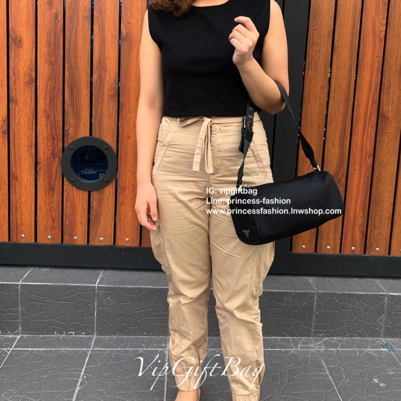 New Arrival Prada Handbag New Collection 2019 วัสดุทำจากผ้า Nylon กันน้ำได้คะ เปิดปิดด้วยซิป อะไหล่เงินทั้งใบ ด้านข้างประดับด้วยโลโก้แบรนด์ เห็นใบเล็กๆ จุของได้เยอะมากคะ กระเป๋าตังค์ยาว เครื่องสำอางค์ เหลือๆ คะ ด้านในบุผ้าลายแบรนด์ มีช่องซิป และ โลโก้แบรน