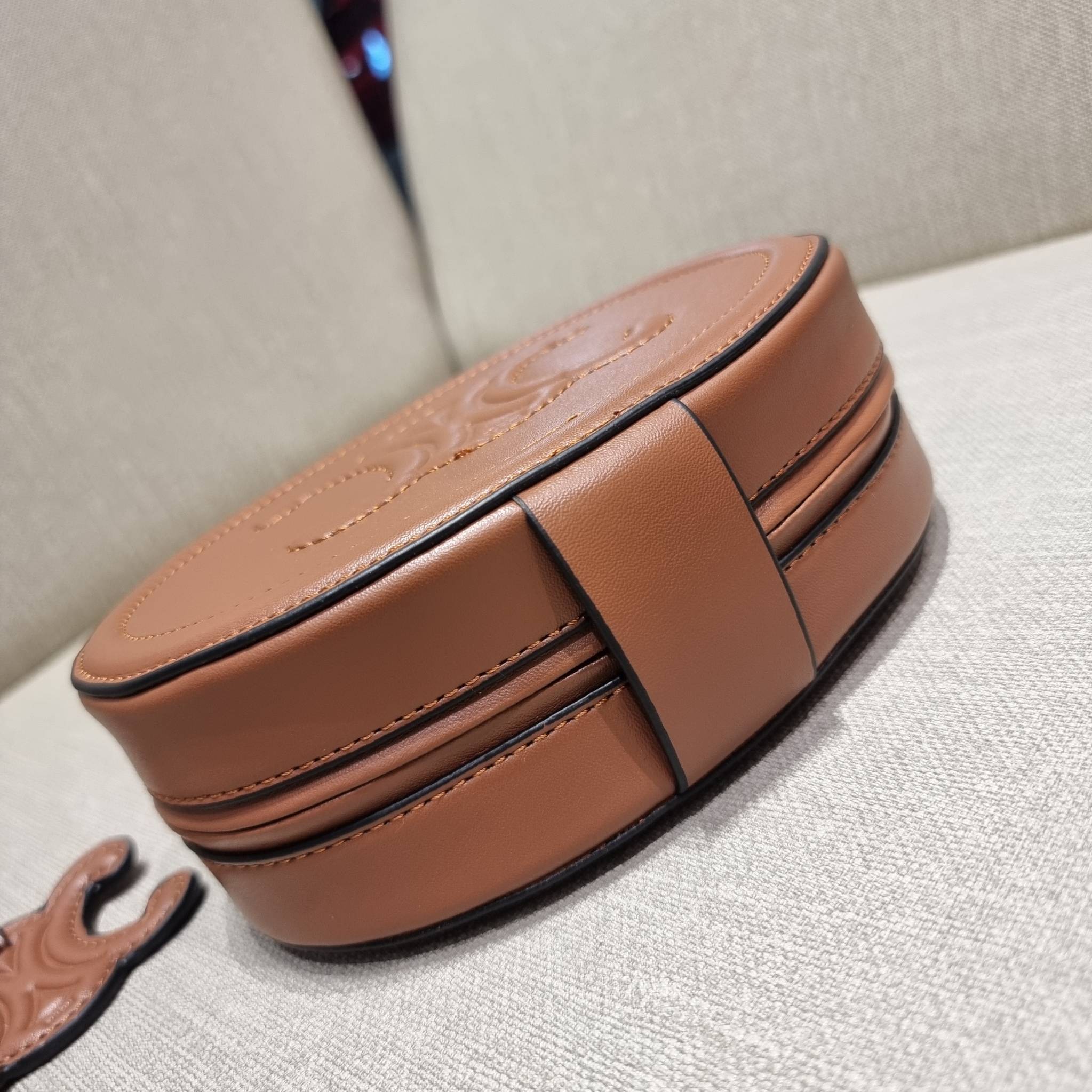 VIP 🥂 CELINE OVAL MINAUDIERE CUIR TRIOMPHE น้องน่ารักม้ากกกก!! น่ารักตะโกนไปเลย!! กับกระเป๋าทรง oval รุ่นแรร์ไอเท็ม ที่หายาก และ sold out ไปหลายรอบ!! น้องใบกะทัดรัด สำหรับสาวๆที่ชอบพกพกของแบบง่ายๆ ให้ชีวิตไม่ยุ่งยาก คล้องแขนใช้งานเก๋ๆ วัสดุหนังสัง