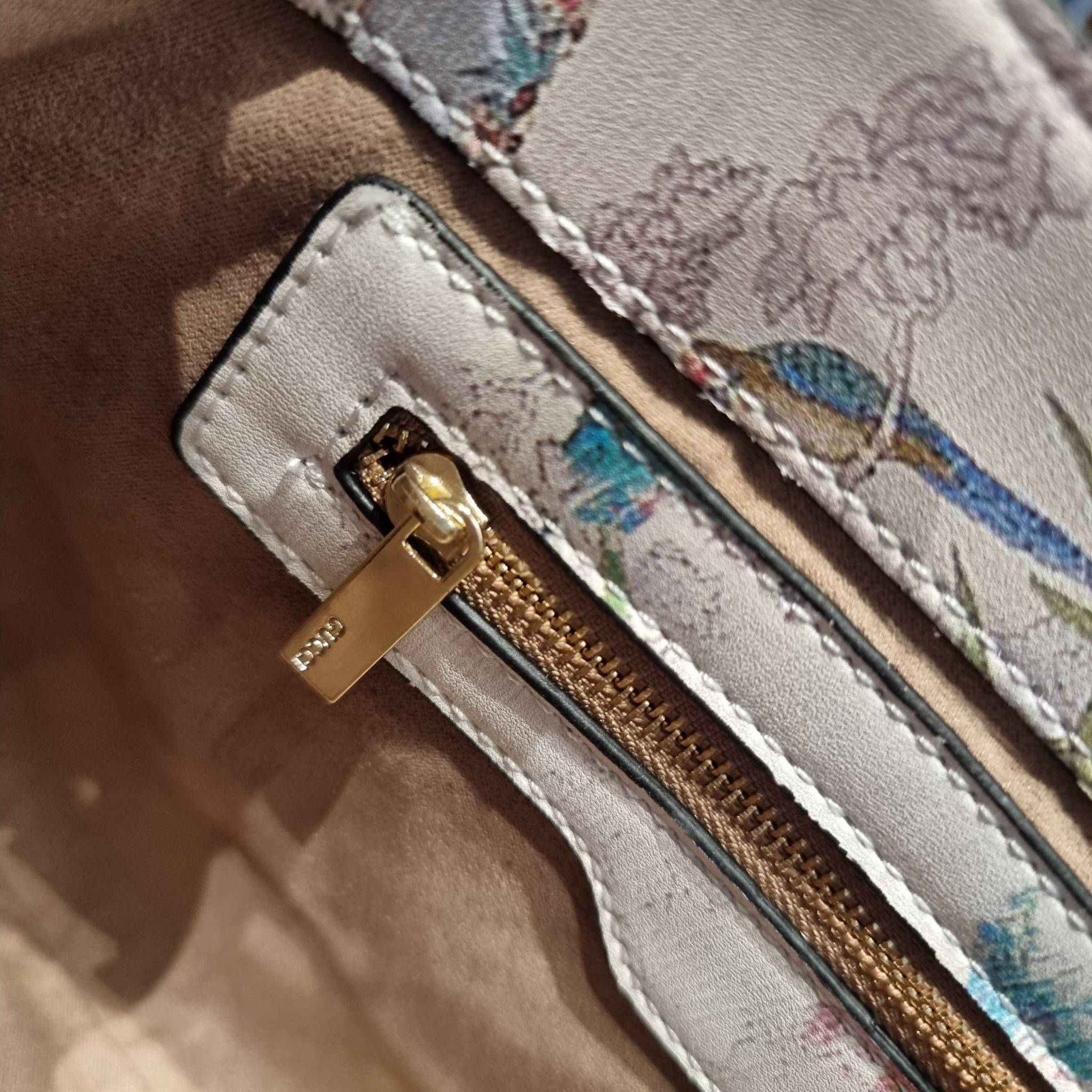 GUCCI SHOULDER BAG โปรเจคฉลองปีเสือ ปังฉุดไม่อยู่!! คอลเลคชั่นยอดฮิต GC multi bag ไซส์ใหญ่น่าสะพาย ดีไซน์ลวดลายชิคมากๆ!! โดดเด่นไม่ซ้ำใคร กับกระเป๋าสะพายวีไอพี พรีเมี้ยมกิ๊ฟที่จะทำให้หลงรักกันไปแบบสุดๆ มีดีเทลแฝงความหรูในตัว วัสดุหนังสังเคราะห์พรินท์ลายคม