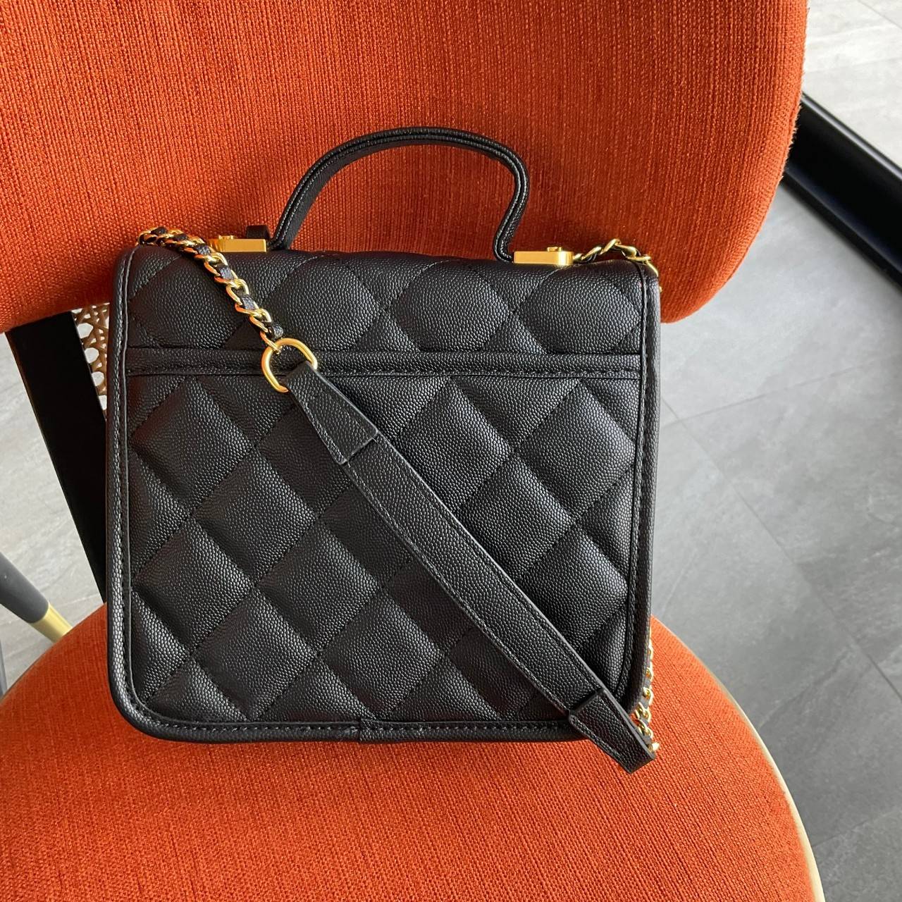 Chanel Handle Flap bag / Chanel Caviar Quilted Sweet handle Flap bag กระเป๋าทรงสะพายข้าง ที่กำลังมาแรงมาในตอนนี้ ตัวกระเป๋าเป็นหนังลายคาเวียร์สวยหรูมาก