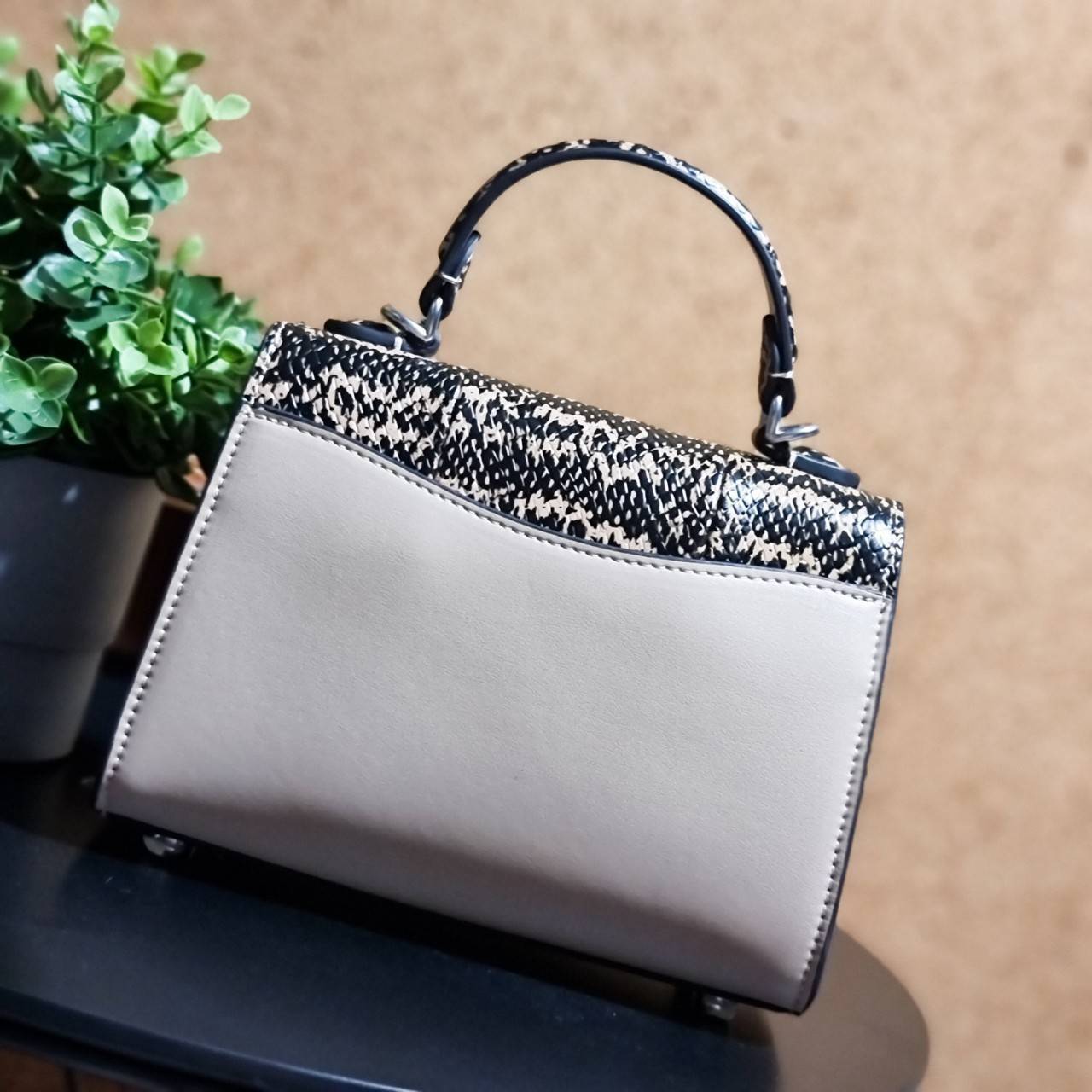 OUTLET 】COACH TABBY TOP HANDLE 20 LEATHER BAG หรูหรามากๆค่ะ สินค้าแนะนำ!! กระเป๋าถือ//สะพายข้างได้ วัสดุหนังแท้อย่างดี หนึ่งใบทำหนัง2แบบได้อย่างลงตัว สวยงาม มีอะไหล่ตัวC ใหญ่ด้านหน้าโดดเด่นหรูมากๆค่ะ 🔺เปิดปิดแบบกดล็อค ภายในมี2ช่องสำหรับใส่ของ สามา