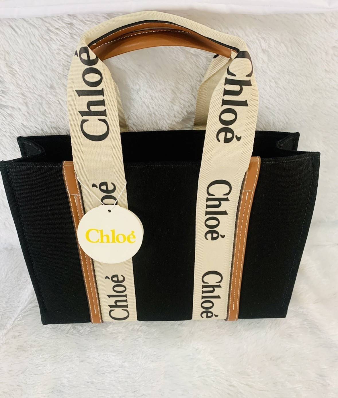 CHLOE Woody Medium canvas tote กระเป๋าทรงTote ผ้าCanvas งานฮอตรุ่นฮิตสไตล์หรู รุ่น Woody Medium ของ Chloé เข้ากับไลฟสไตล์ชีวิตประจำวัน ผ้าเนื้อหนา ใช้งานทนทาน