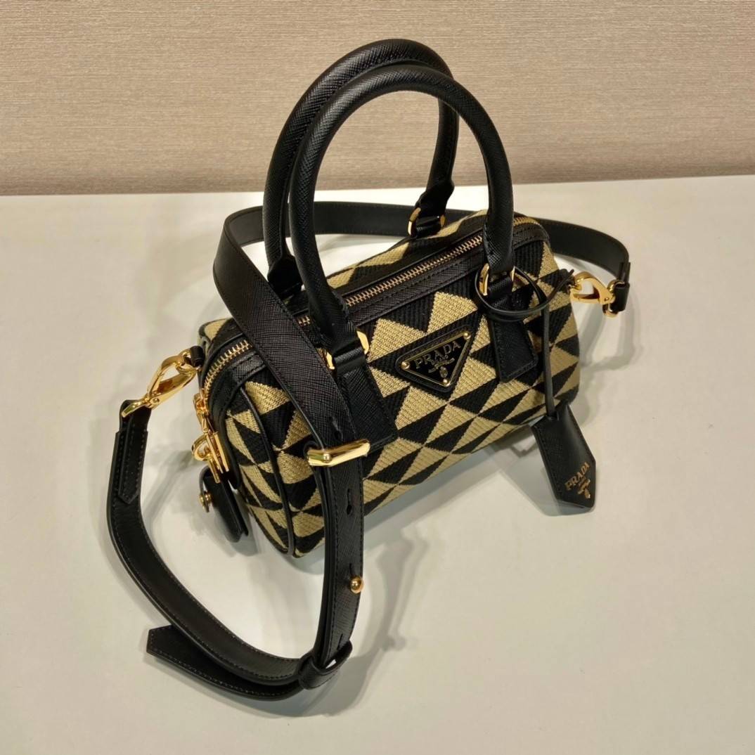 PRADA Symbole embroidered fabric top-handle bag พร้อมส่งรุ่นใหม่ มาแรง กับทรงหมอนอยู่ทรงสวย สาวๆห้ามพลาดเลยค่ะใบนี้ วัสดุทำจากผ้าแคนวาส