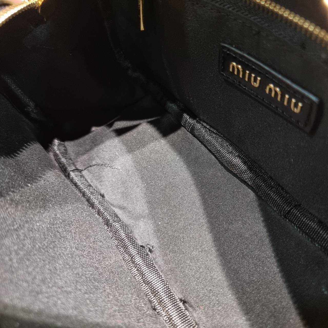 MIU MIU ARCADIE METELASSE LEATHER BAG กระเป๋าถือ/สะพายสุดชิค ที่ไม่มีตอนนี้คือพลาด ดีไซน์เพิ่มดีเทล ด้วยการเดินด้ายเป็นเอกลักษณ์ สวยดูแพง หูจับในตัวง่ายและสะดวกพกพา