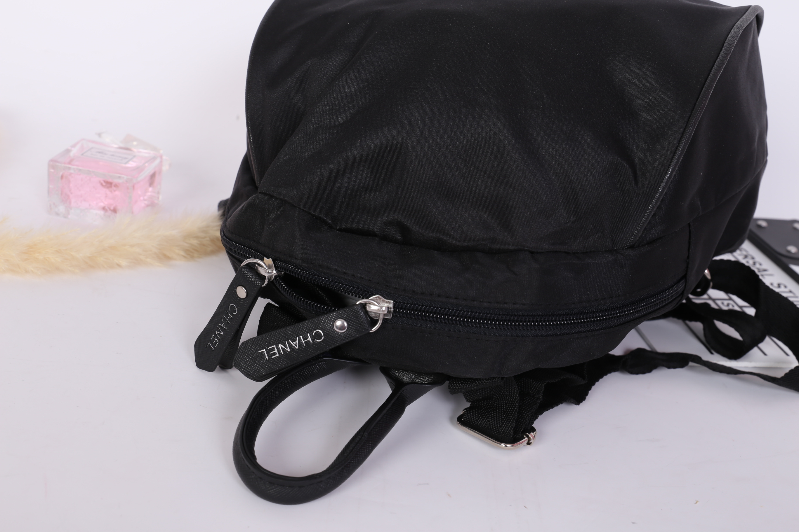 Chanel VIP Gift Backpack (พร้อมส่งโลโก้ขาว) สินค้าเป็นของแท้ ใหม่จากเค้าเตอร์เครื่องสำอาง/น้ำหอมแบรนด์ กระเป๋าเป้ของแท้จาก Chanel VIP Gift Bag วัสดุไนล่อน หัวซิปทำจากหนังปั้มชื่อแบรนด์ ด้านในเป็นช่องกว้าง และมีช่องซิปเล็ก ตัวสายสะพายด้านหลังเลื่อนปรับได้ค