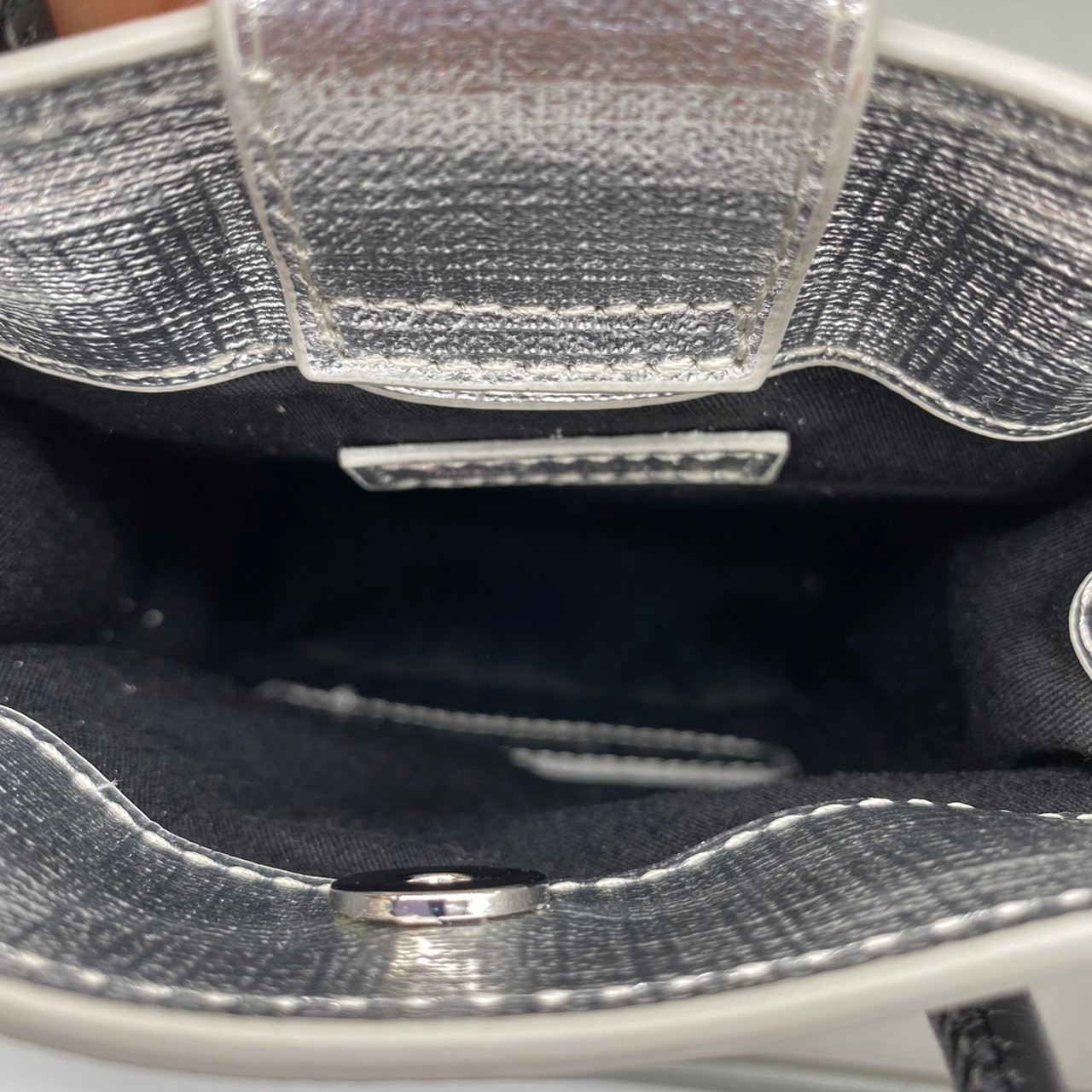 หนังแท้ BALENCIAGA Shopping Phone Pouch leather tote พกกระเป๋าช้อปปิ้งขนาดมินิ ไปทุกที่ในฤดูกาลนี้ ดีไซน์ที่ใช้ได้ทุกวันตั้งแต่หนังแบบมีเท็กซ์เจอร์ ภาพสินค้าถ่ายจากงานขายจริง ใช้งานต่างประเทศได้