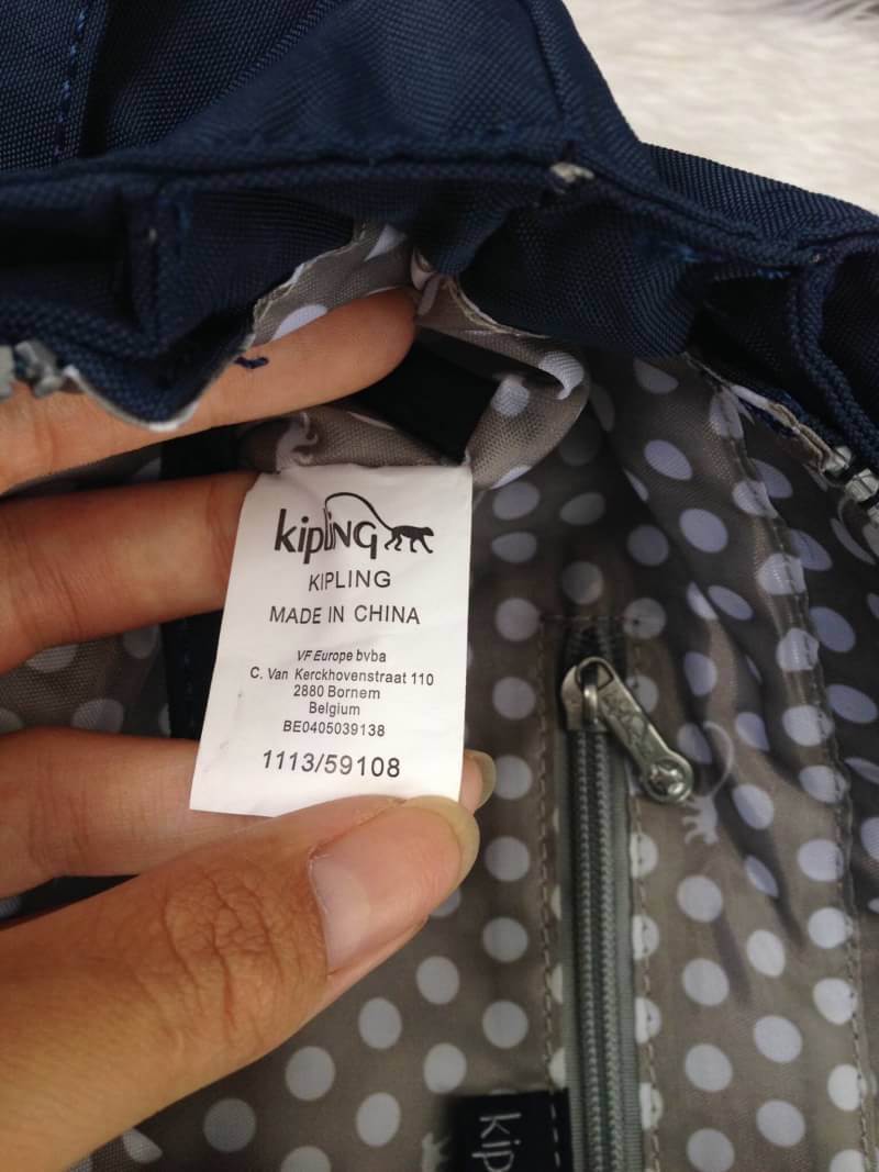 Kipling รุ่น Cicele กระเป๋าสะพายไหล่ใบใหญ่ สวยน่ารัก ตัวกระเป๋าด้านในเป็นช่องโล่งแบบปิดเปิดด้วยซิป มีช่องซิปด้านใน ด้านข้างกระเป๋า มี 2 ช่อง ปิดเปิด ด้วยเทป พร้อมที่ใส่โทรศัพท์ ปากกา และ MP 3 ในส่วนด้านใน และ ด้านข้างกระเป๋า ซ้าย-ขวา เป็นช่องขนาดเล็กสำหรั