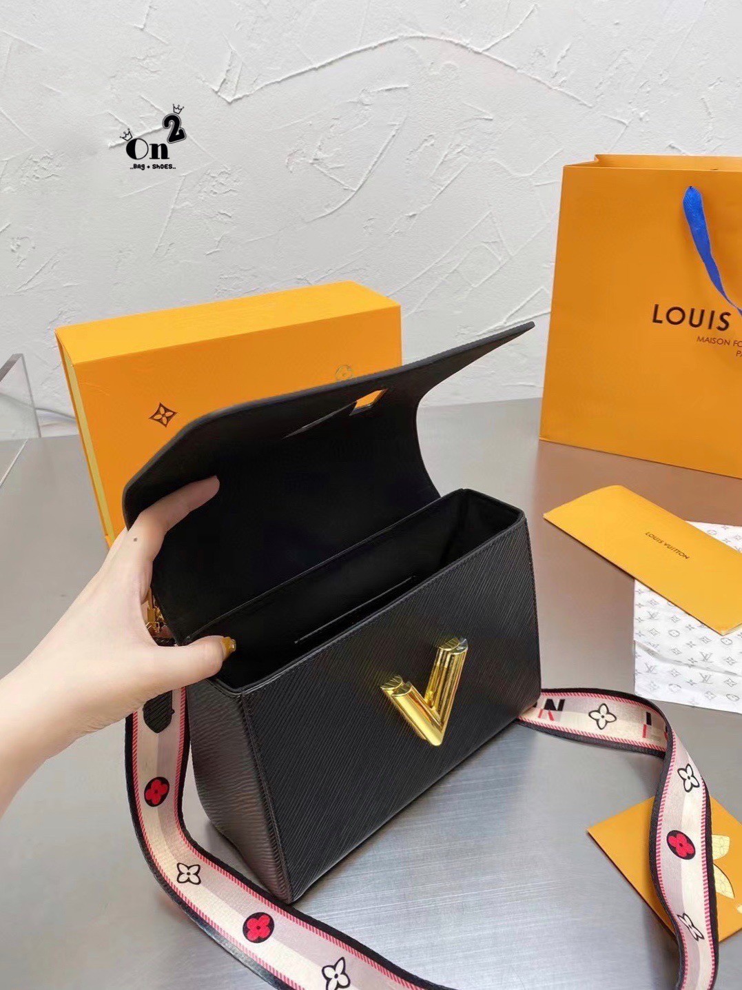LOUIS VUITTON Twist Shoulder Bag MM / LV Twist MM ที่สุดของความสวยคลาสสิคย้อนยุค กระเป๋าสะพายที่มีลูกเล่น เพิ่มดีเทลให้น่าใช้งาน ด้วยสายสะพายแบบสปอร์ต ที่ปรับเปลี่ยนใช้ได้หลากหลาย วัสดุหนัง epi สวยคม ทนทาน ลวดลายเส้นไม้ แบบไม่มีใครซ้ำ เลิศๆไปอีกกับโลโก้สี