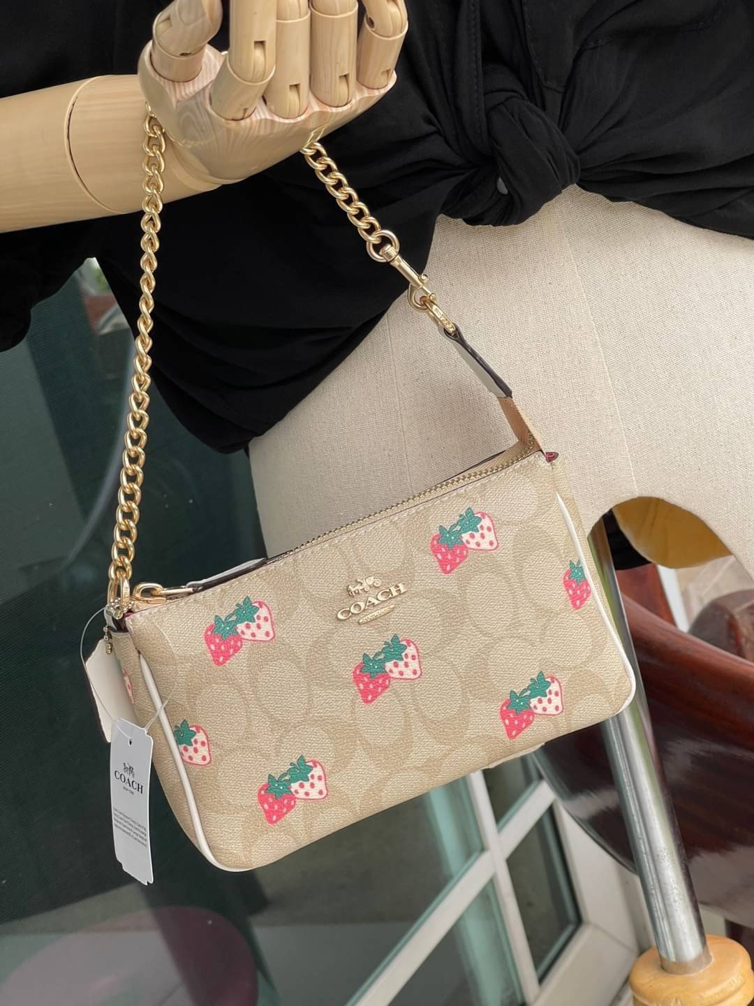 OUTLET 】Coach Signature Top Handle Coach Pouch with Strawberry, Watermelon, Ladybug พร้อมส่งที่ไทย เป็นอีกรุ่นหนึ่งที่ได้รับความนิยมในหมู่สาว ๆ ค่ะ นอกจากราคาจะไม่สูงแล้ว ยังมีรูปทรงที่น่าสนใจอีกด้วย กะทัดรัดแต่ใช้งานง่าย เหมาะกับทุกโอกาส สำหรับกระเป๋าคล้
