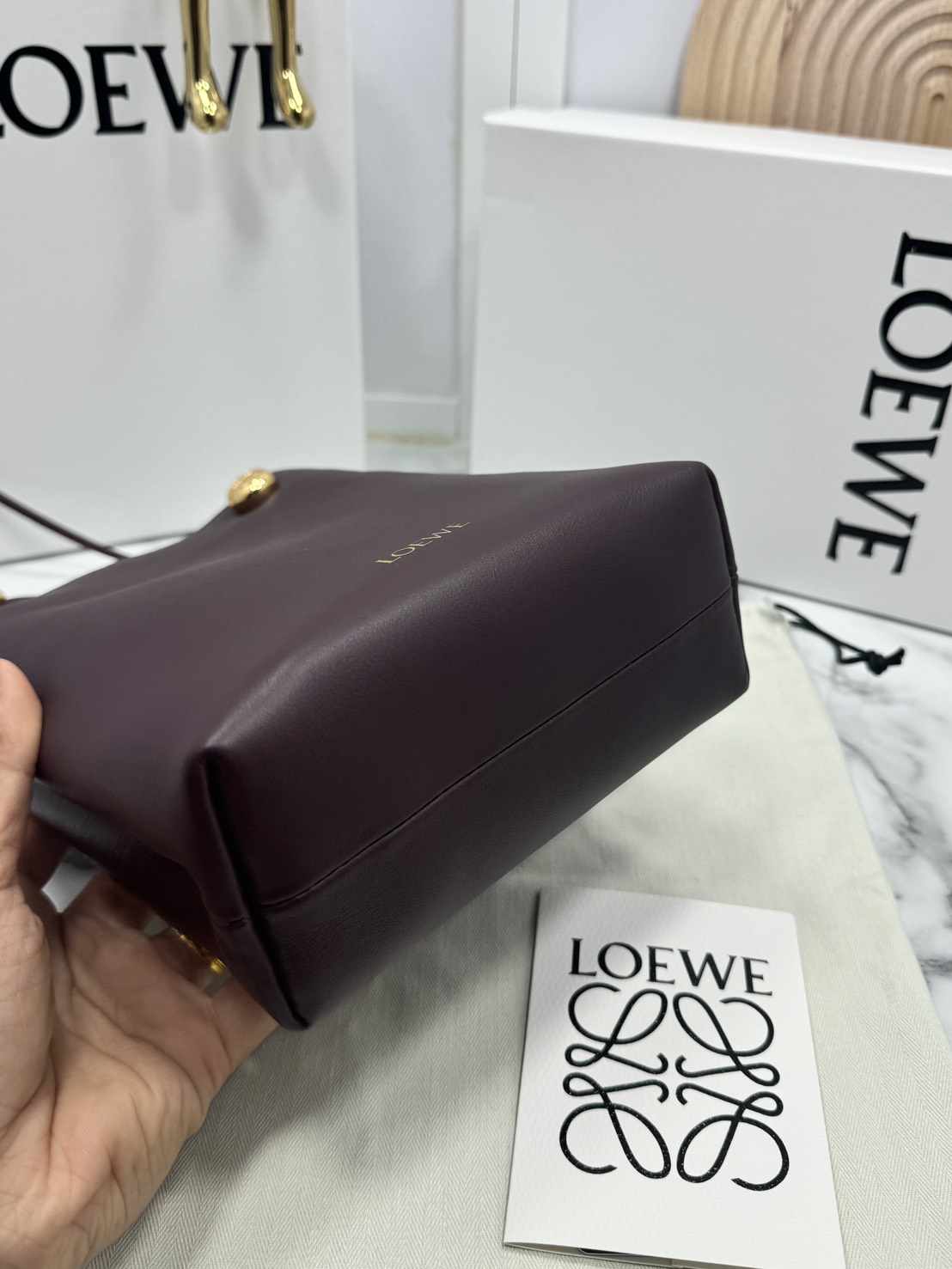 ORI หนังแท้ | LOEWE pebble pouch in smooth กระเป๋าทรงโท้ทดีไซน์คลาสสิค เรียบง่ายแต่ดูแพง มีระดับสุดๆ แต่งหมุดปั้มโลโก้แบรนด์สีทองสวยโดดเด่น เหมาะเป็นไอเท็ม everyday bag จริงๆ