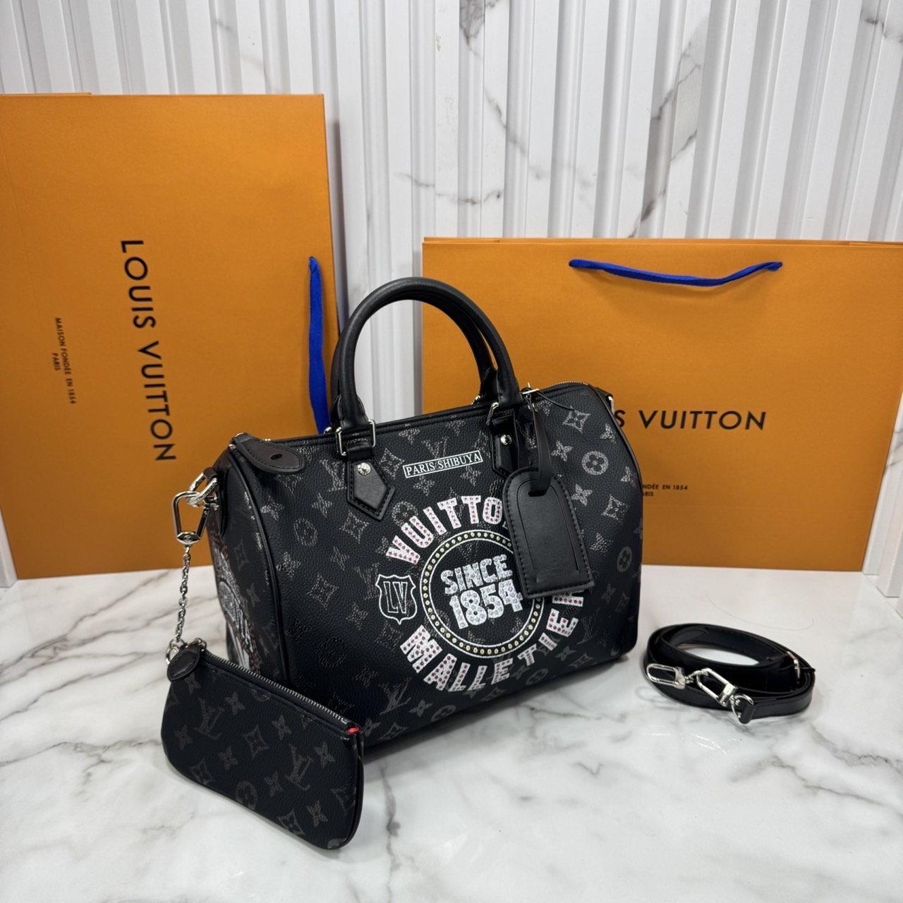 ORI หนังแท้ | LV Speedy P9 Bandoulière 30 Jackets กระเป๋าสะพายทรงหมอนสปีดี้ หนังสีดำสะท้อนถึงสไตล์ร็อค ประดับด้วยคริสตัล Swarovski® สีแดงอันโดดเด่น