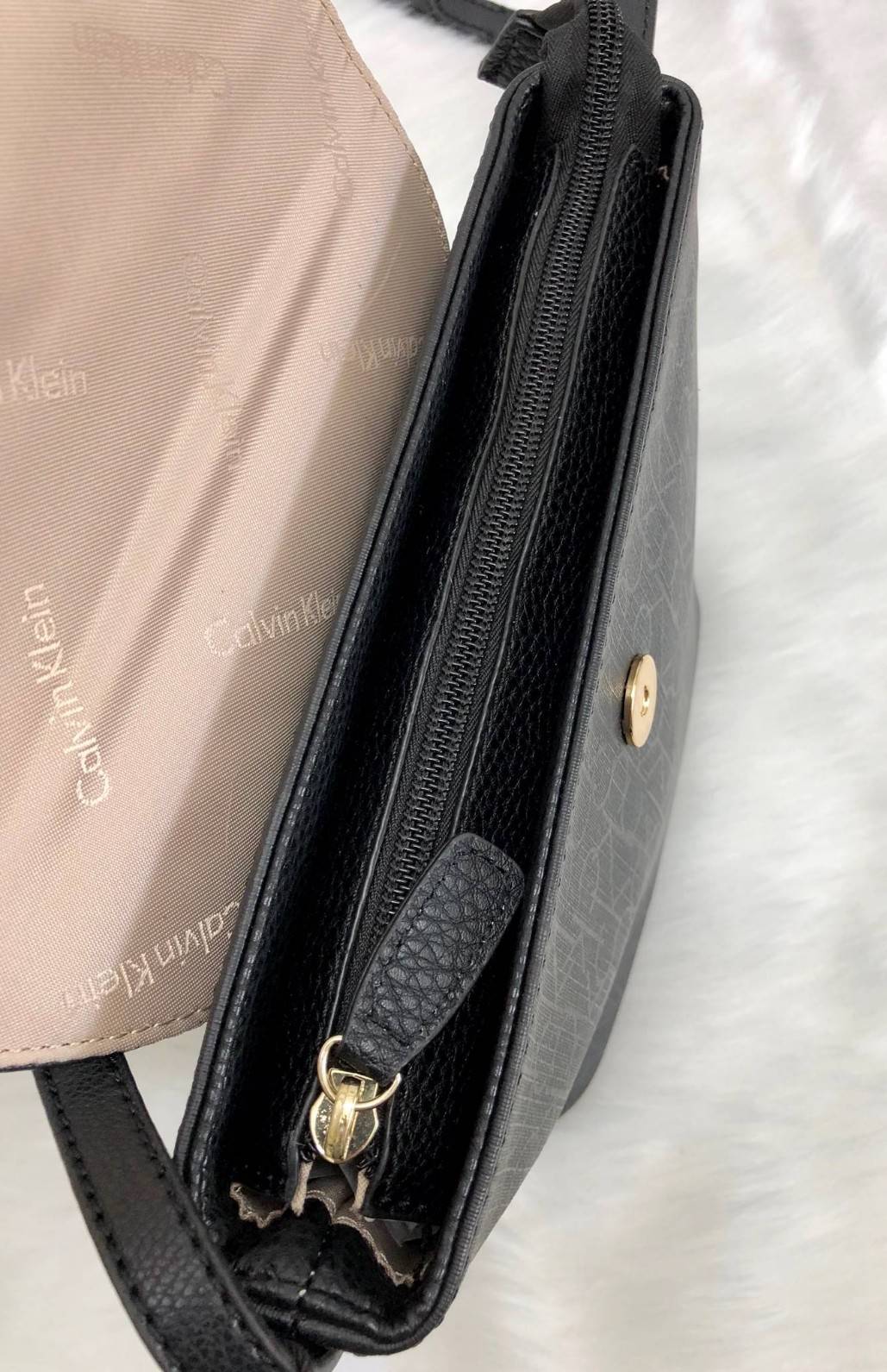 CALVIN KLEIN CROSSBODY BAG กระเป๋าสะพาย cross body วัสดุหนังผสมสัมผัสนิ่ม ขนาดกระทัดรัด ตัวกระเป๋าลายแบรนด์ทั้งใบ ฝาปิดมีโลโก้แบรนด์ เปิดออกมามีซิปปิดปากกระเป๋า ภายในโล่ง สามารถใส่ กปต.ใบขนาดปกติได้ มือถือได้ทุกรุ่น มีช่องเล็กให้ใส่ของจุกจิก พร้อมสายสะพาย