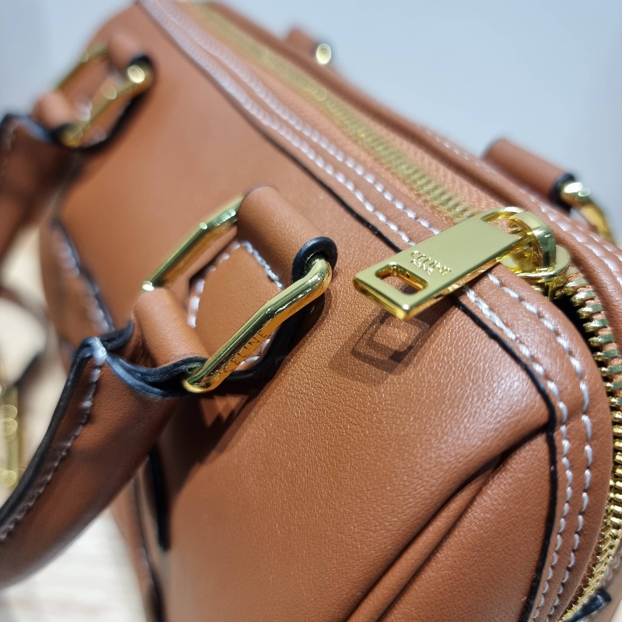 CELINE SMALL BOSTON CUIR TRIOMPHE IN SMOOTH LEATHER ฮิตมากกับสุดยอดความคลาสสิค ในรูปทรงสวย กับกระเป๋าสะพายทรงหมอน กะทัดรัด ขนาดกำลังดี ใช้งานสะดวก วัสดุหนังผิวเรียบ สวยคม