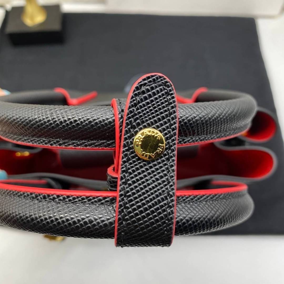 25cm Prada Small Saffiano Leather Double Bag / Prada Double Bag กระเป๋าสะพายพราด้า อีกหนึ่งรุ่นฮิต ให้พื้นที่จุของกว้างขวาง เป็น Tote Bag ใช้งานง่าย ได้ทุกที่ ทุกโอกาส ด้วยขนาดของกระเป๋าที่สามารถจุของได้หลากหลาย เป็นอีกรุ่นที่เหมาะสมสำหรับการเป็น Everyday