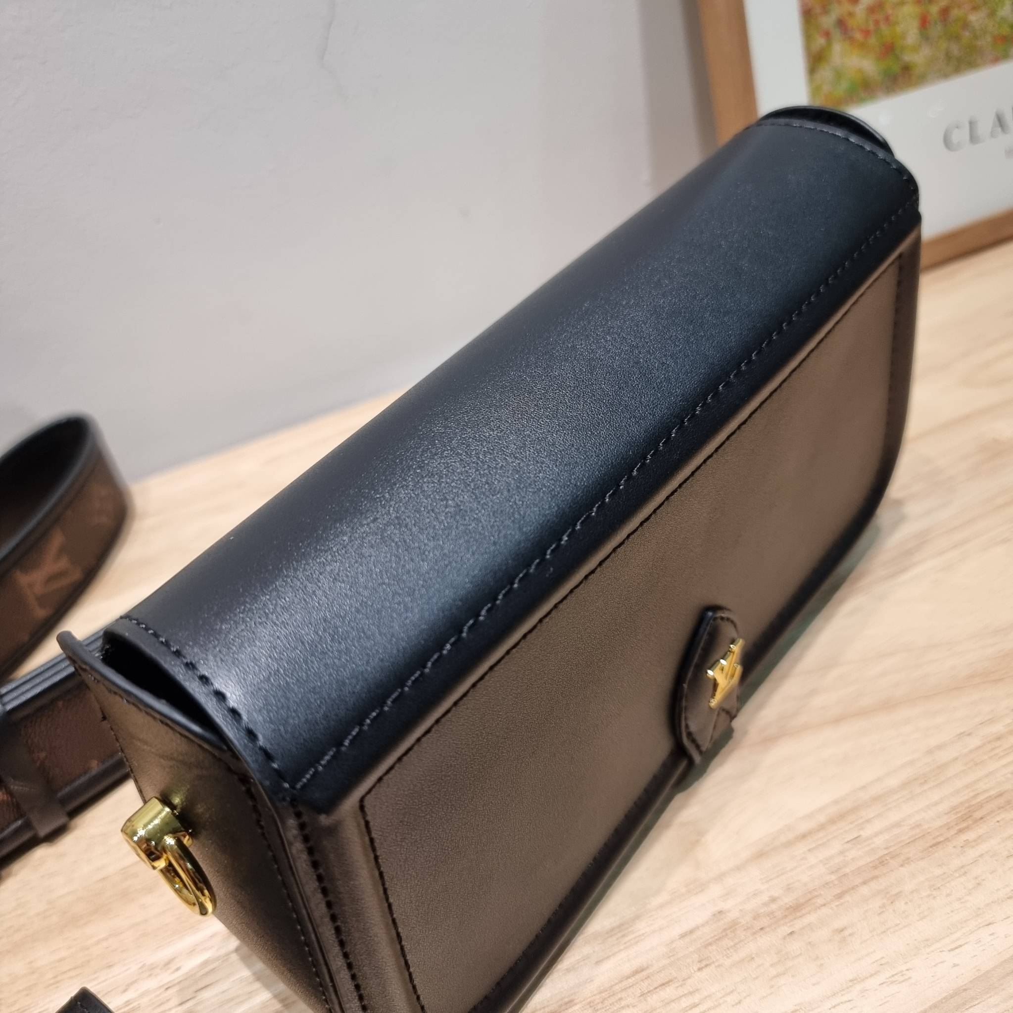 LV officier crossbody bag / LV Officier Pouch With Strap กระเป๋าสะพายเรียบหรู ดีไซน์เรียบง่าย ใช้งานสะดวก พร้อมใบลูกน่ารัก และสายสะพายเส้นใหญ่ ทนทาน แน่นหนา วัสดุหนังเรียบสวย