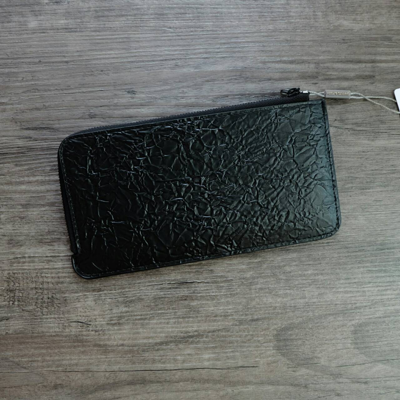 Charles & Keith Zip Wallet กระเป๋าสตางค์ใบยาว บาง พกพาสะดวก แถมกระเป๋าใบเล็กใส่บัตรให้อีก 1 ใบ เปิด - ปิดกระเป๋าด้วยซิป ภายในมีช่องใส่บัตรหลายช่อง และช่องใส่ธนบัตร ใบจริงสวย น่าใช้ทุกสีเลยค่าา