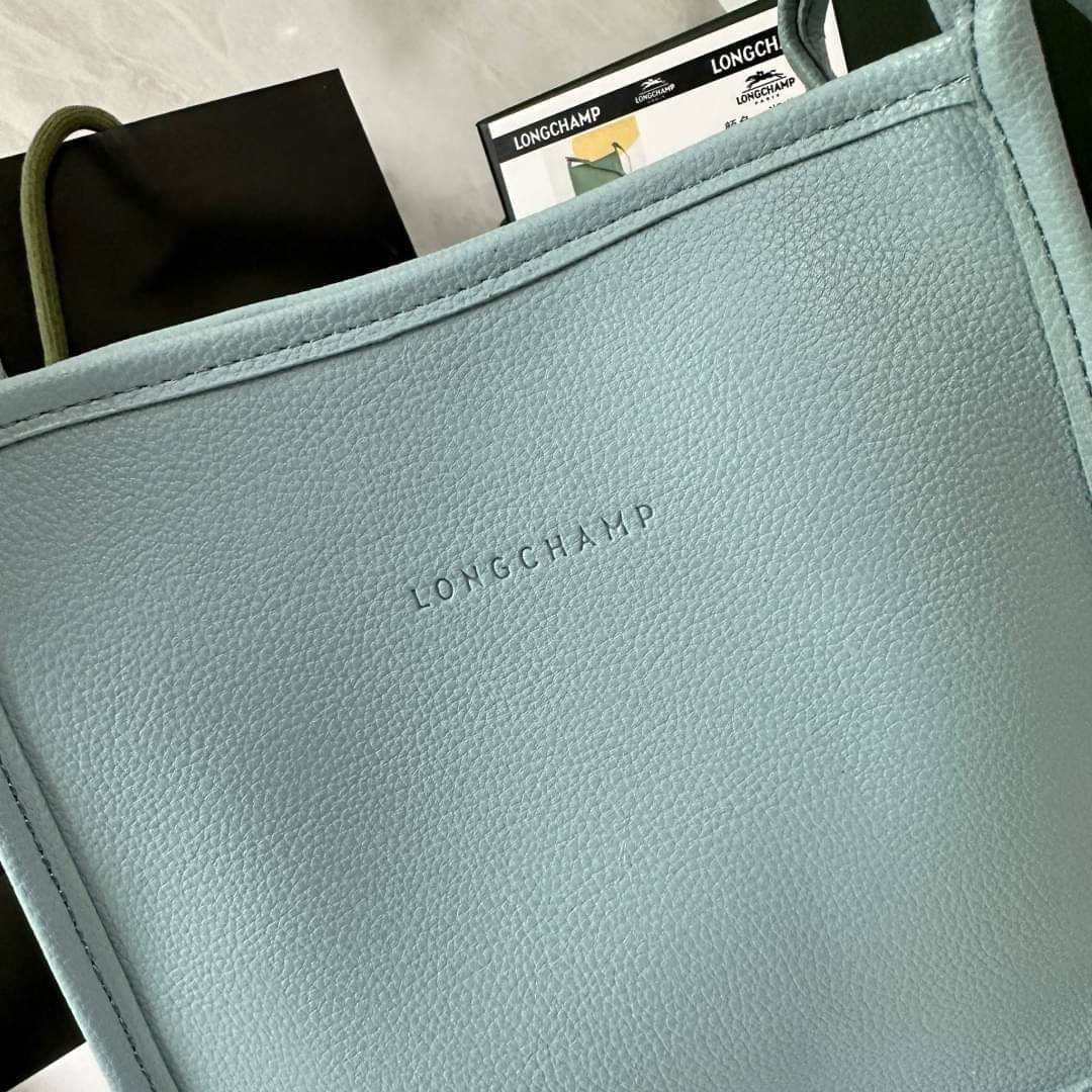LONGCHAMP LE FOULONNÉ CROSSBODY BAG กระเป๋าสะพายที่เรียบง่ายและดูดี การออกแบบที่คล่องตัวของรุ่นนี้เหมาะอย่างยิ่งสำหรับผู้หญิงที่มีบุคลิกที่ต้องการกระเป๋าสไตล์แบบเรียบง่าย