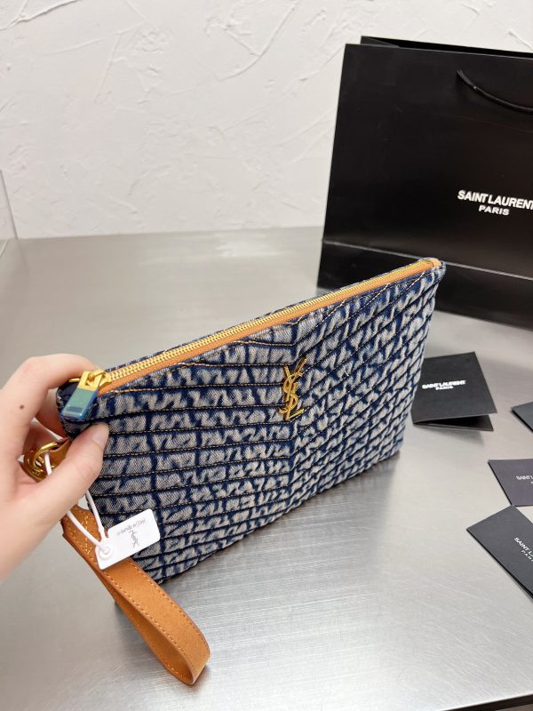 Saint Laurent Monogram quilted denim tablet pouch / YSL denim tablet pouch กระเป๋าทรงพอชดีไซน์ใหม่ ใช้งานง่าย สะดวก กะทัดรัด พกแท็บเล็ตติดตัวไปด้วยในกระเป๋าโมโนแกรมนี้ โดดเด่นด้วยเอฟเฟกต์แบบวินเทจและการเย็บตะเข็บแบบควิลท์ เป็นรุ่น unisex ใช้ไดทั้งหญิงชาย 