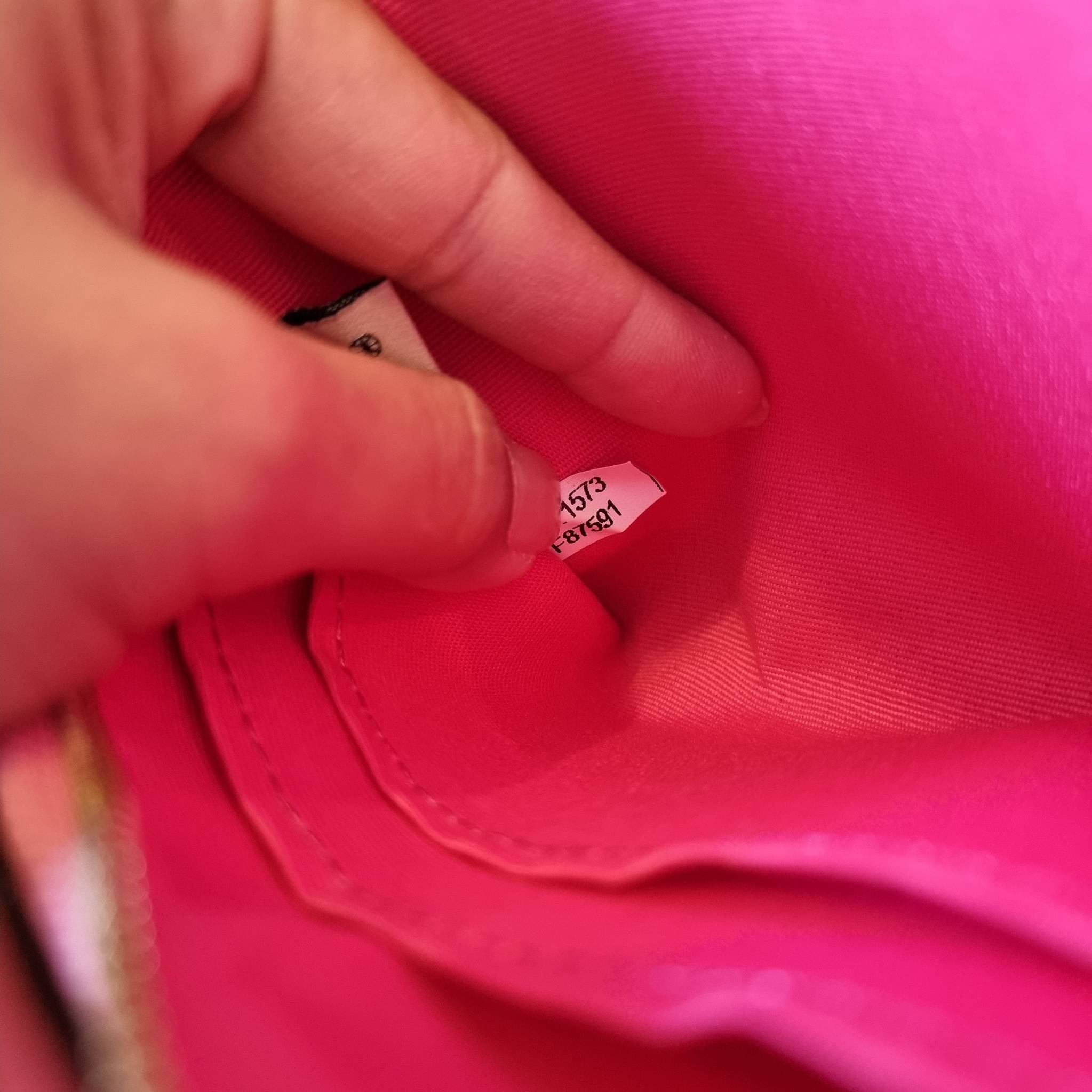 COACH F87591 DOUBLE CORNER ZIP WALLET IN SIGNATURE COATED CANVAS คล้องมือรุ่น 2 ซิป!! มาแล้วจ้า 🌟🤗 ไซส์นี้คือเหมาะมือจริงๆ พกง่ายเช่นเคย ไม่ต้องกังวลว่าจะเกะกะหรือกินพื้นที่กระเป๋าหลัก วัสดุหนังแคนวาสเคลือบลาย มีช่องหลักแยก 2 ช่อง ภายในบุผ