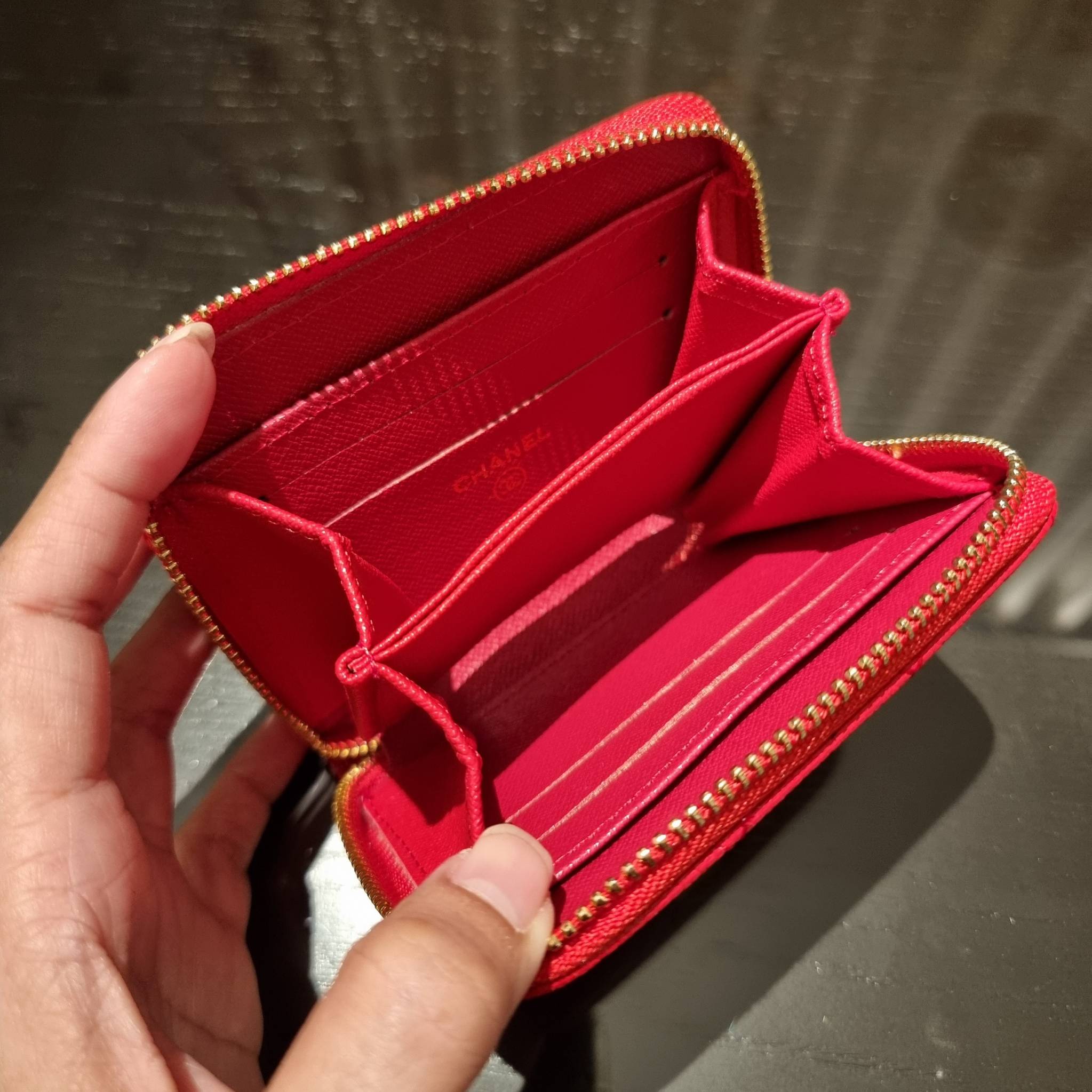 กระเป๋าสตางค์ใบสั้นรุ่นซิปรอบ จาก Chanel เรียบหรู ดูไฮน์ วัสดุหนังสังเคราะห์ลายคาร์เวีย ด้านในเป็นหนังซาฟเฟียโน่ เปิด-ปิดด้วยซิป รูดใช้งานง่าย ภายในกระเป๋ามีช่องใส่บัตร ใส่ธนบัตรได้ (แบบพับ) ดีไซน์เรียบหรูตามสไตล์ ใช้แล้วเฮง ใช้แล้วรวย จัดเลยจ้าา 🥰