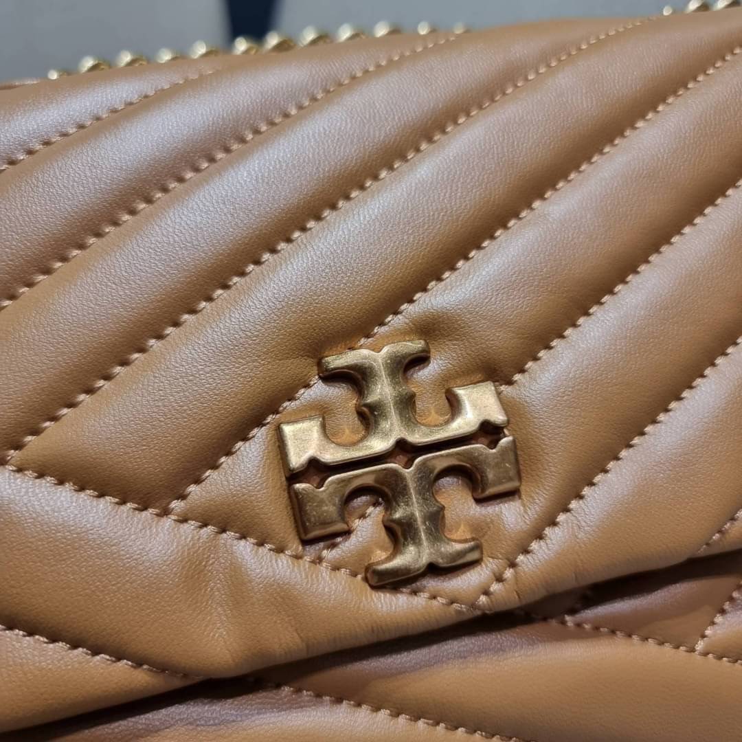 TORY BURCH KIRA CHEVRON CONVERTIBLE SHOULDER BAG (SMALL / MEDIUM) กระเป๋าสะพายรุ่นยอดฮิต ไซส์คลาสสิค ที่ใช้ยังไงก็ดูหรู ดีไซน์เฉพาะตัว วัสดุหนังแกะ สัมผัสนิ่ม เปิด-ปิดด้วยกระดุมแม่เหล็ก ภายในเป็นช่องโล่ง ใส่กระเป๋าสตางค์ มือถือ เครื่องสำอางค์ พาวเวอร์แบงค
