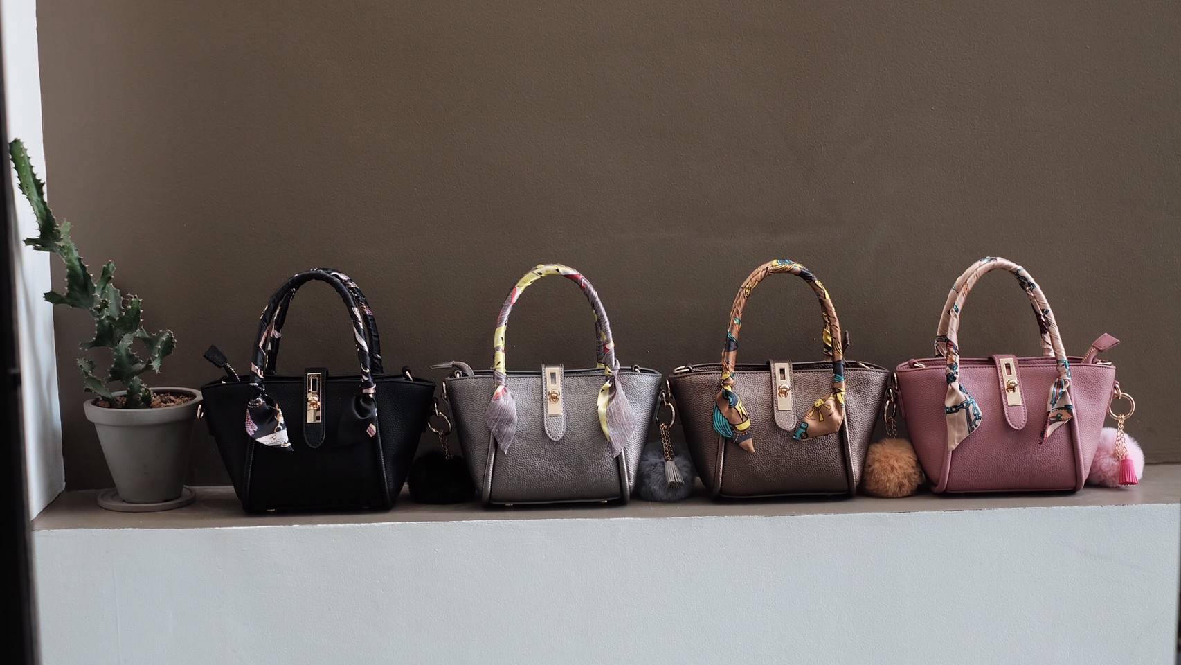 กระเป๋าทรงน่ารักๆ รับ Summer นี้เลยค่า KEEP ‘ Basket ‘ Handbag > ทรงน่ารัก (ราคานี้แถม ปอมๆ และผ้าพันหูกระเป๋าให้ 2 ผืน เข้า Set ) > มีใบเล็กด้านใน ให้อีก 1 ใบ สามารถเอาออกมาใช้สะพายได้ ( เหมือนซื้อ1ได้2 ) >น้ำหนักเบา ใบเล็กกะทัดรัด เหมาะกับ Summ