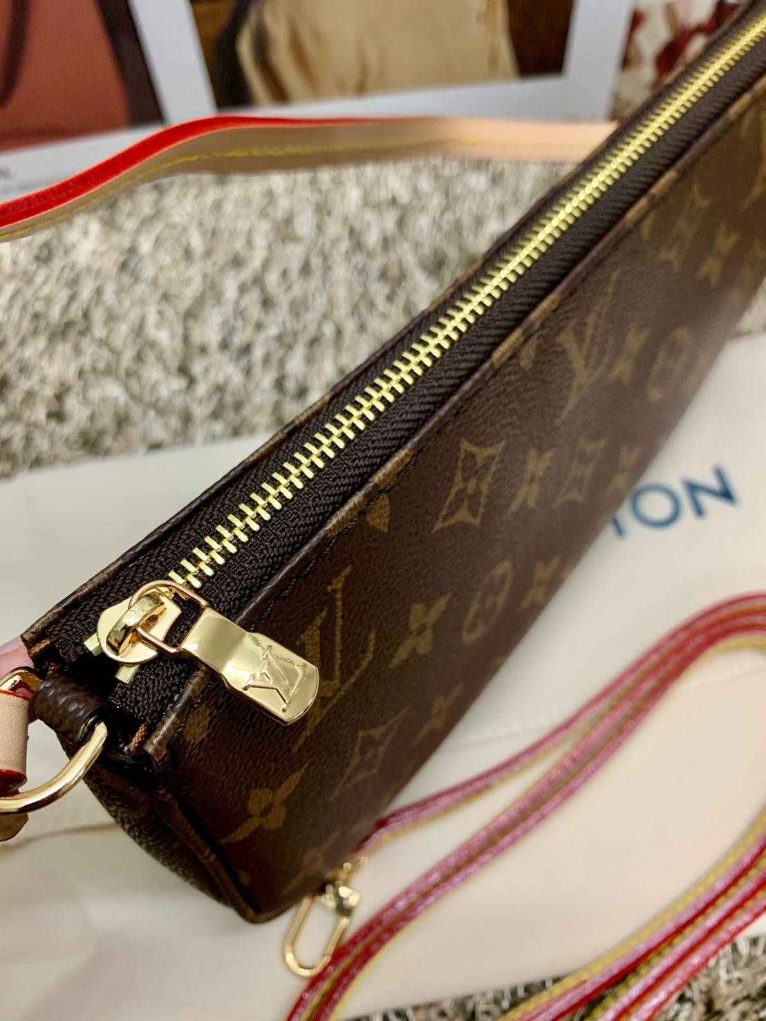 น้องน่ารักน่าใช้มากๆค่ะ LOUIS VUITTON POCHETTE ((Premium Gift Lv)) กระเป๋าหิ้ว//คล้องไหล่//สะพายข้าง//หรือถือแบบคลัท ชิลๆได้เลยค่า หนังแกะแท้นิ่มสวย เปิดปิดกระเป๋าแบบซิป ภายในสามารถใส่กระเป๋าเงินใบกลางได้; มือถือได้;พาสปอร์ตได้;ของจำเป็นจุกจิกสาวๆได้เยอะเ