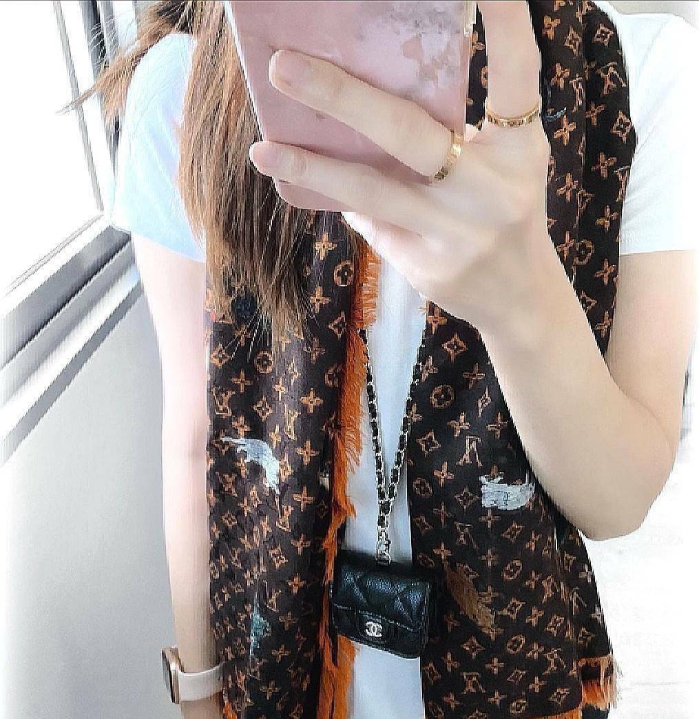 พรีเมี่ยมกิ๊ฟแท้ 100% 】CHANEL MINI BLACK CAVIAR BAG VIP GIFT WITH PURCHASE (GWP) พรีเมี่ยมกิ้ฟ Chanel Lotte Duty Free รุ่นใหม่ล่าสุดไอเท็มแนะนำ กำลังฮิตสุดๆวัสดุหนังคาเวียร์สุดคลาสสิคเปิดปิดด้วยฝาปิดกระดุม ด้านหน้าประดับโลโก้แบรนด์อะไหล่เงินสวยหรูดูดีมาพร