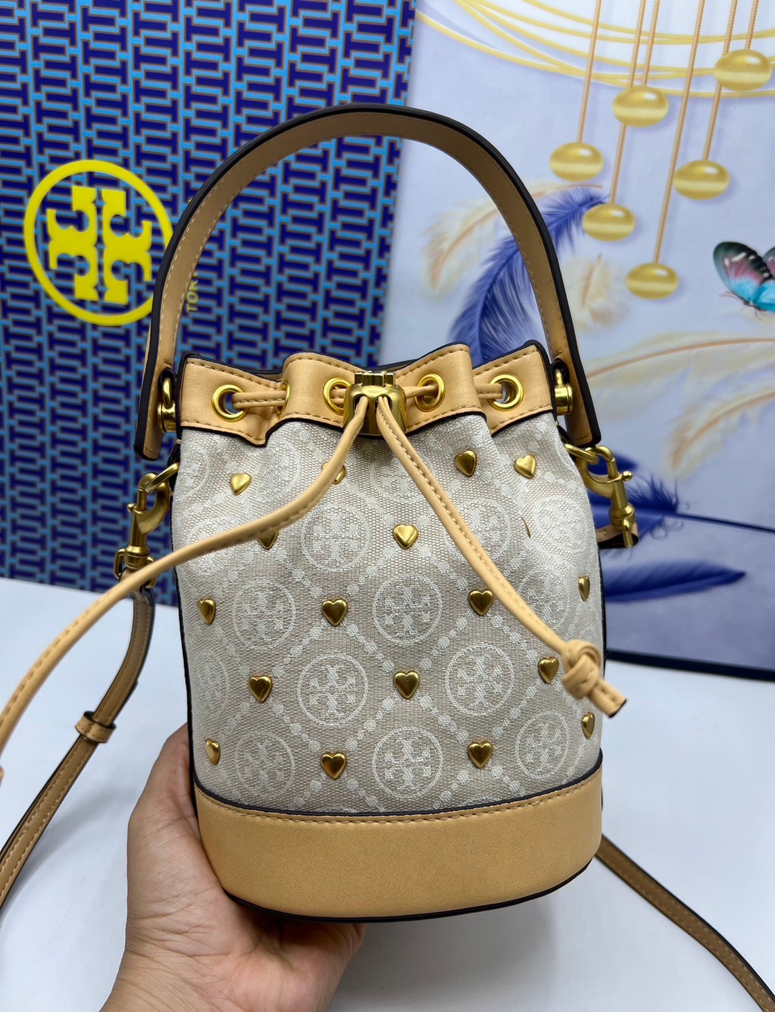 TORY BURCH T MONOGRAM EMBELLISHED MINI BUCKET BAG NEW IVORY MULTI กระเป๋าทรงบัคเก็ตแต่งหัวใจสีทองสวยหรู น่ารักรุ่นใหม่ล่าสุด เกรดท็อปออริ เทียบแท้ 1:1 เกรดดีสุด ใช้งานต่างประเทศได้