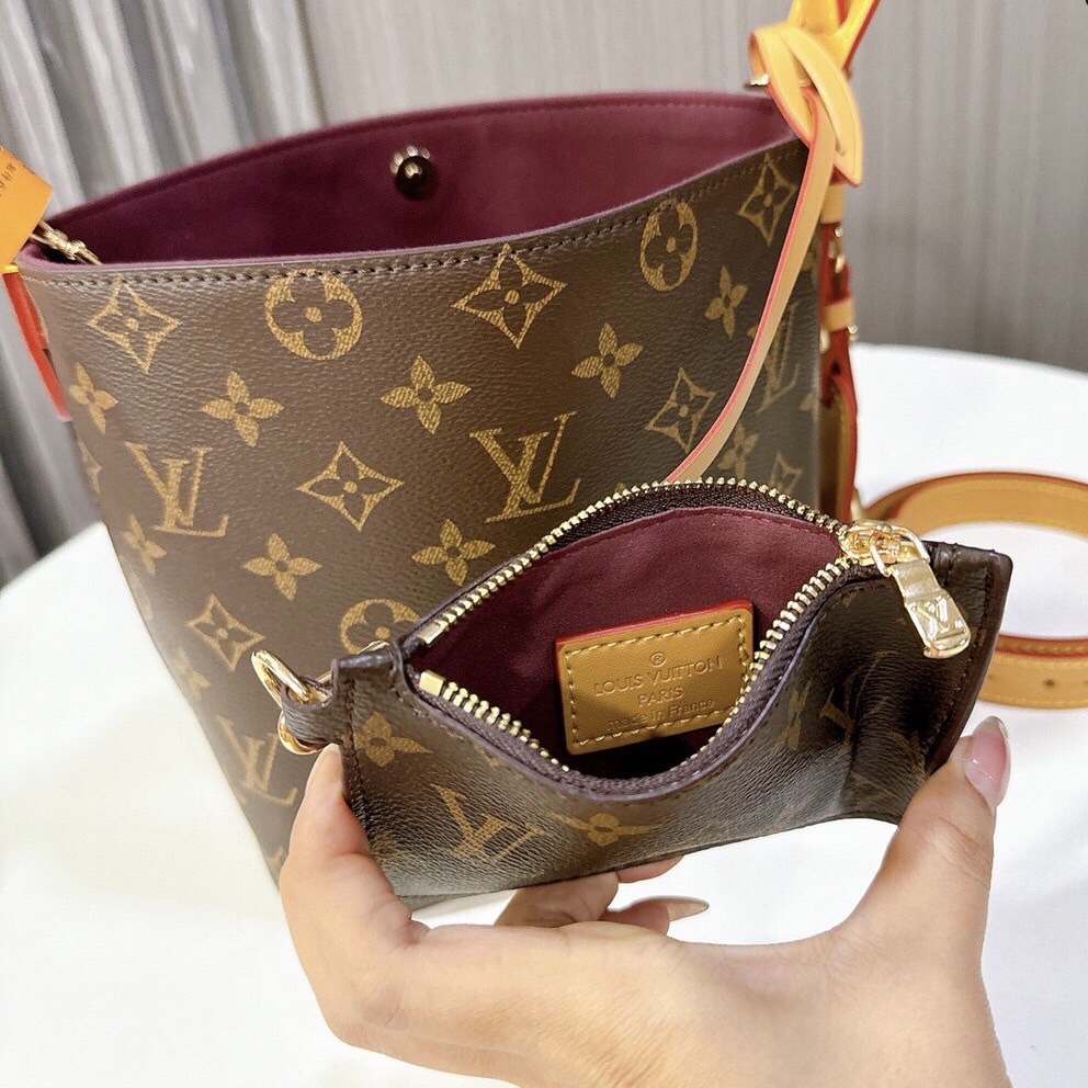 LV All In BB bag Monogram Canvas กระเป๋าทรงบัคเก็ต สุดไอคอนิกยกระดับความหรูหรา ปรับทรงใช้งานได้ 2 แบบ คุ้มแบบไม่มีเบื่อ มาพร้อมใบลูกเข้าเซ็ทแยกใช้งานได้