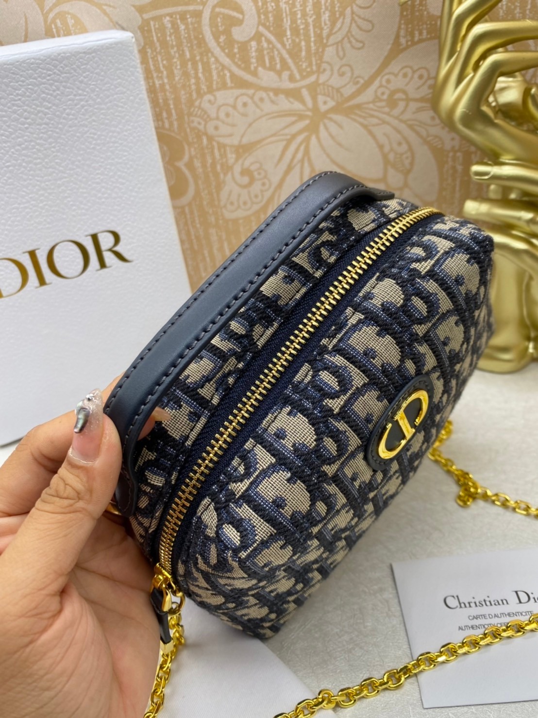 DIOR 30 MONTAIGNE D-COSY MINI BAG | Blue Oblique Jacquard / Dior vanity พลาดไม่ได้เลยกับคอลสุดหรู ดีไซน์ใหม่ 2023 รูปทรงคลาสสิค พร้อมหูจับในตัว สะดวกใช้งาน สะพายข้างเป็นโซ่เดี่ยว กระเป๋าสะพายเอนกประสงค์ ที่สามารถใช้สะพายได้ทุกวันอย่างคล่องตัว
