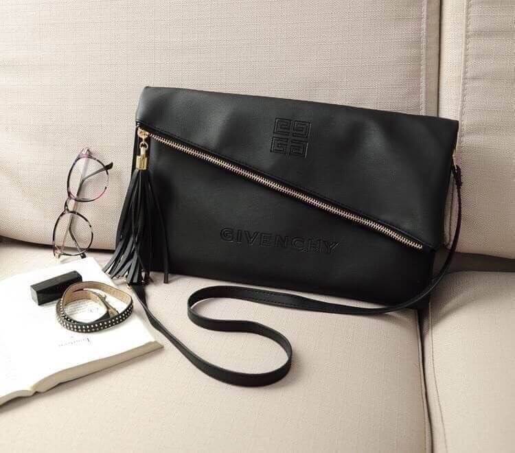 Givenchy Parfums Black Leather Clutch Gift With Purchasd From Givenchy Counter (GWP) กระเป๋าสะพายหนังนิ่มเรียบสีดำเเบบสวยดูดี เปิดปิดด้วยซิปอะไหล่ทอง หัวซิปประดับพู่ ด้านหน้ามีโลโก้ ภายในมีช่องเล็ก รุ่นนี้ใส่ ipad กระเป๋าสตางค์ มือถือ ของจุกจิกได้เยอะ ซับ