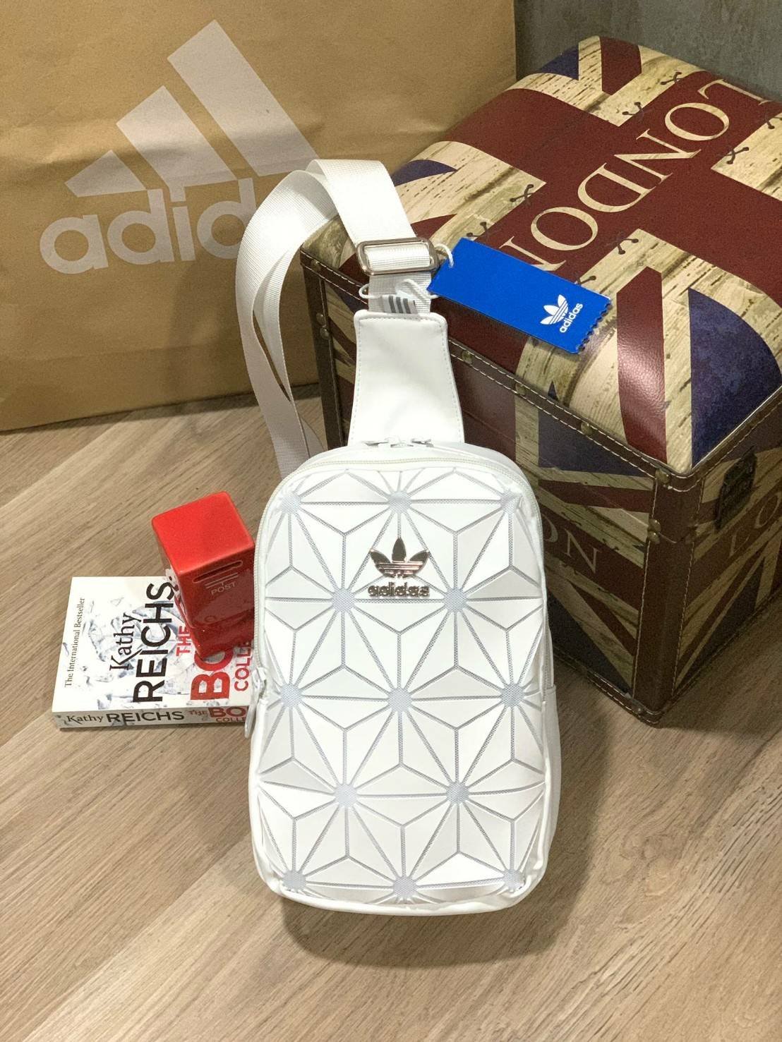 Adidas Originals 3D Mini Airline Waist Bag กระเป๋าสะพายสไตล์สปอร์ตทรงคาดอกรุ่นใหม่ดีไซน์สุดฮิตสไตล์ ISSEY MIYAKE เปิดปิดด้วยซิปคู่ปั้มโลโก้แบรนด์ ภายในสกรีนโลโก้ ช่องกว้างมีช่องใส่มินิไอแพค ใส่กระเป๋าสตางค์ยาวได้ ผลิตจากวัสดุที่โปร่ง ป้องกันการอับชื้นได้ด
