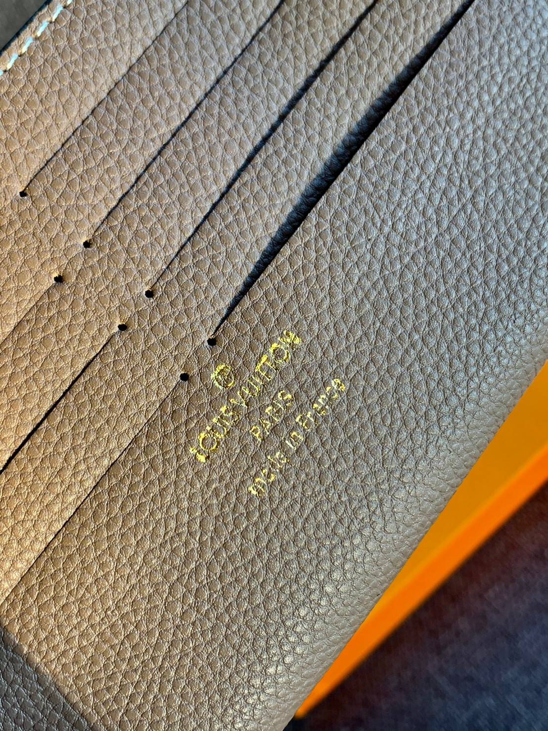 VIP 】Louis Vuitton Pochette Felicie ใบจริงหนังสวยมากๆค่า! ✔️กระเป๋าแบบคลัท มีสายสะพายโซ่มาให้ด้วยค่ะ ✔️หนังแกะสังเคราะห์อย่างดี ลายหนังสวย ปั้มลายแบรนด์ทั้งใบ ✔️รุ่นนี้มาพร้อมกระเป๋าเล็ก สำหรับใส่บัตรได้1ใบ//ใส่ธนบัตรแบบมีซิปรูดอีก1ใบ