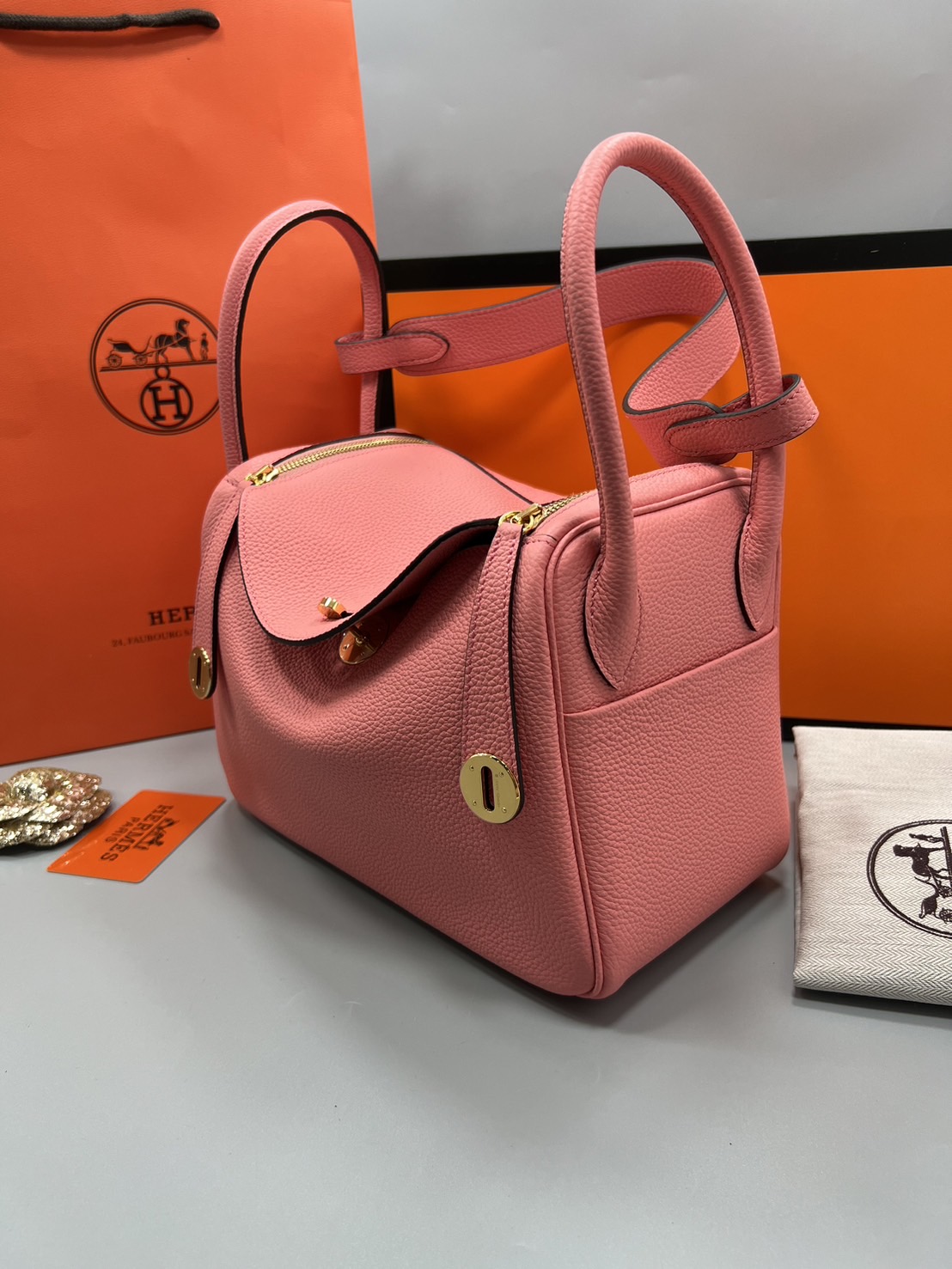 พร้อมส่ง 15 สี HERMES Lindy 26 bag กระเป๋าทรงโท้ทหนังสวยอย่างดี เอกลักษณ์ของความเรียบหรูไฮคลาสอย่างสมบูรณ์แบบ เกรดออริ สลับแท้ งานสวยตามรูป ใช้งานต่างประเทศได้