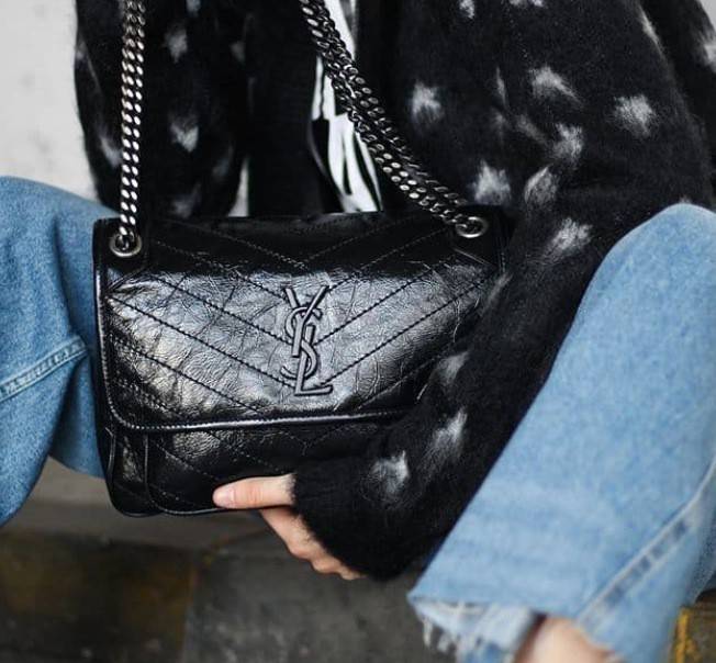 VIP 】Saint Laurent Niki shoulder bag VIP GIFT WITH PURCHASE (GWP) พรีเมี่ยมกิ้ฟ Limited Edition จาก YSL DUTY FREE COUNTER กระเป๋าสะพายรุ่น Niki จาก Saint Laurent โดดเด่นด้วยโครงสร้างทำจากหนังวัว หนังมันเงา นิ่ม งานสวยมากๆ ค่ะ อะไหล่สีดำ ด้านหน้าประดับโลโก