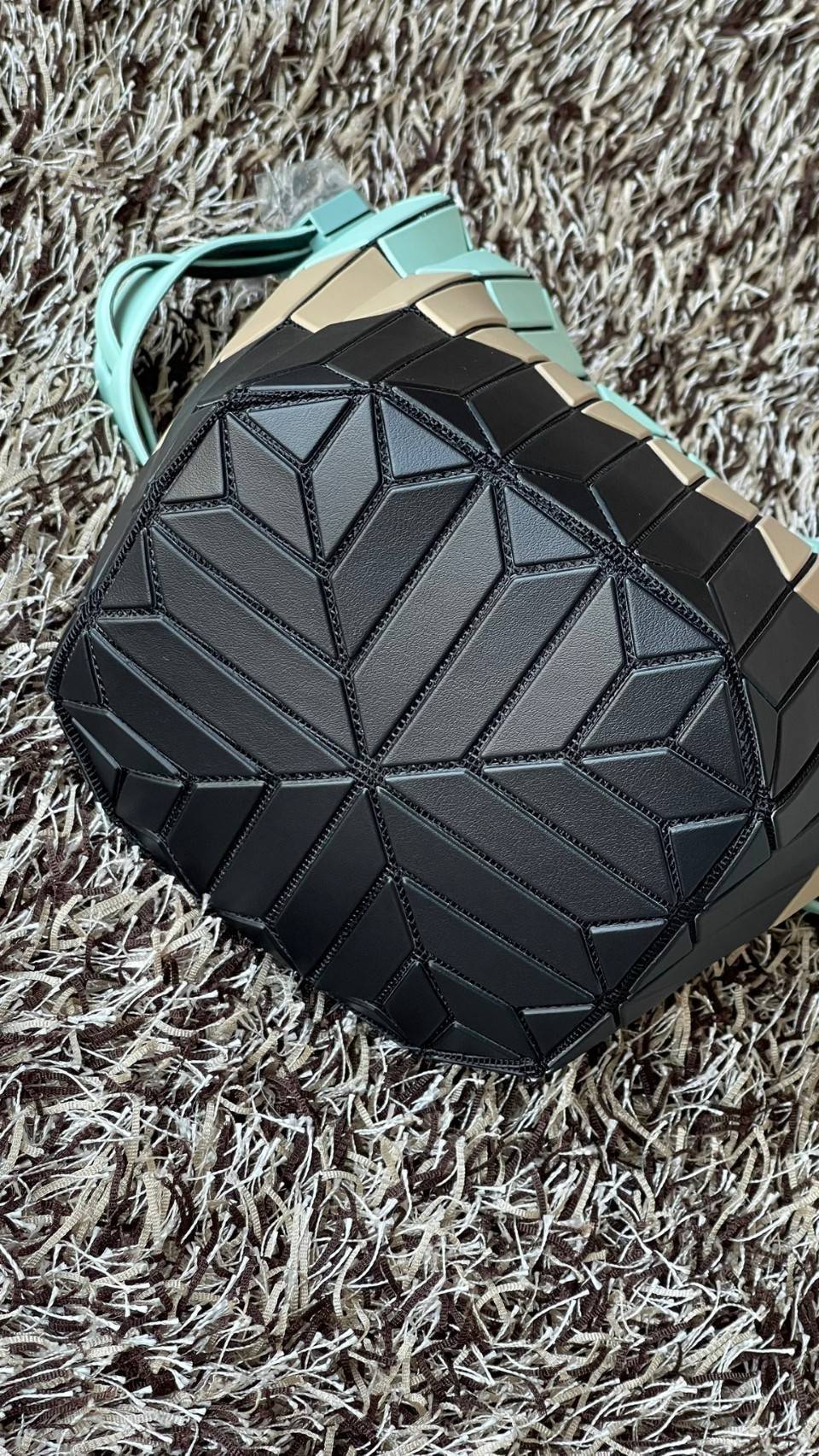 small : BAO BAO ISSEY MIYAKE SMALL BUCKET เป็นกระเป๋าบัคเก็ตขนาดเล็กสามารถใช้ใส่กระเป๋าสตางค์และโทรศัพท์มือถือได้ ซีรีย์ใหม่นี้มีจุดเด่นที่แผ่นรูปทรงสี่เหลี่ยมด้านขนานในแนวตั้ง เกิดเป็นรูปทรงสามมิติ