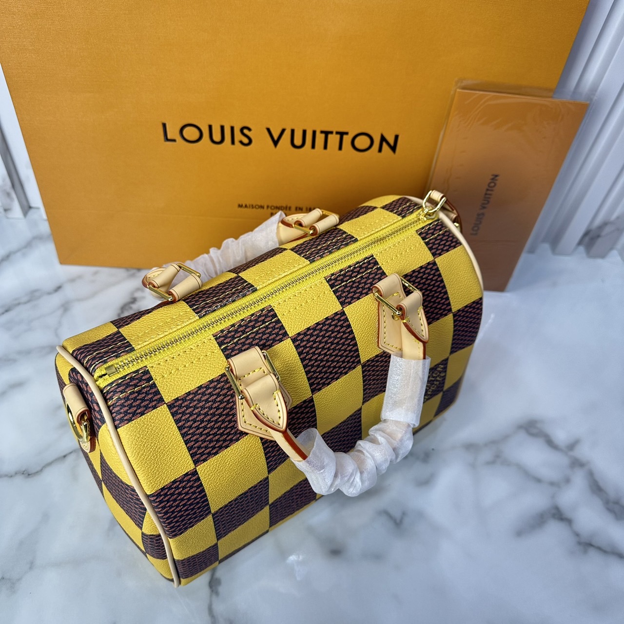 LV Speedy 25 Bandoulière Damier Pop กระเป๋าสะพายสปีดี้สีใหม่ Jaune Mat ราพุ่งไปแล้ว หลังจากตะลิชถือ รีบจับจองนะคะ ล็อทหน้าราคาอับแน่นอนเลยค่า